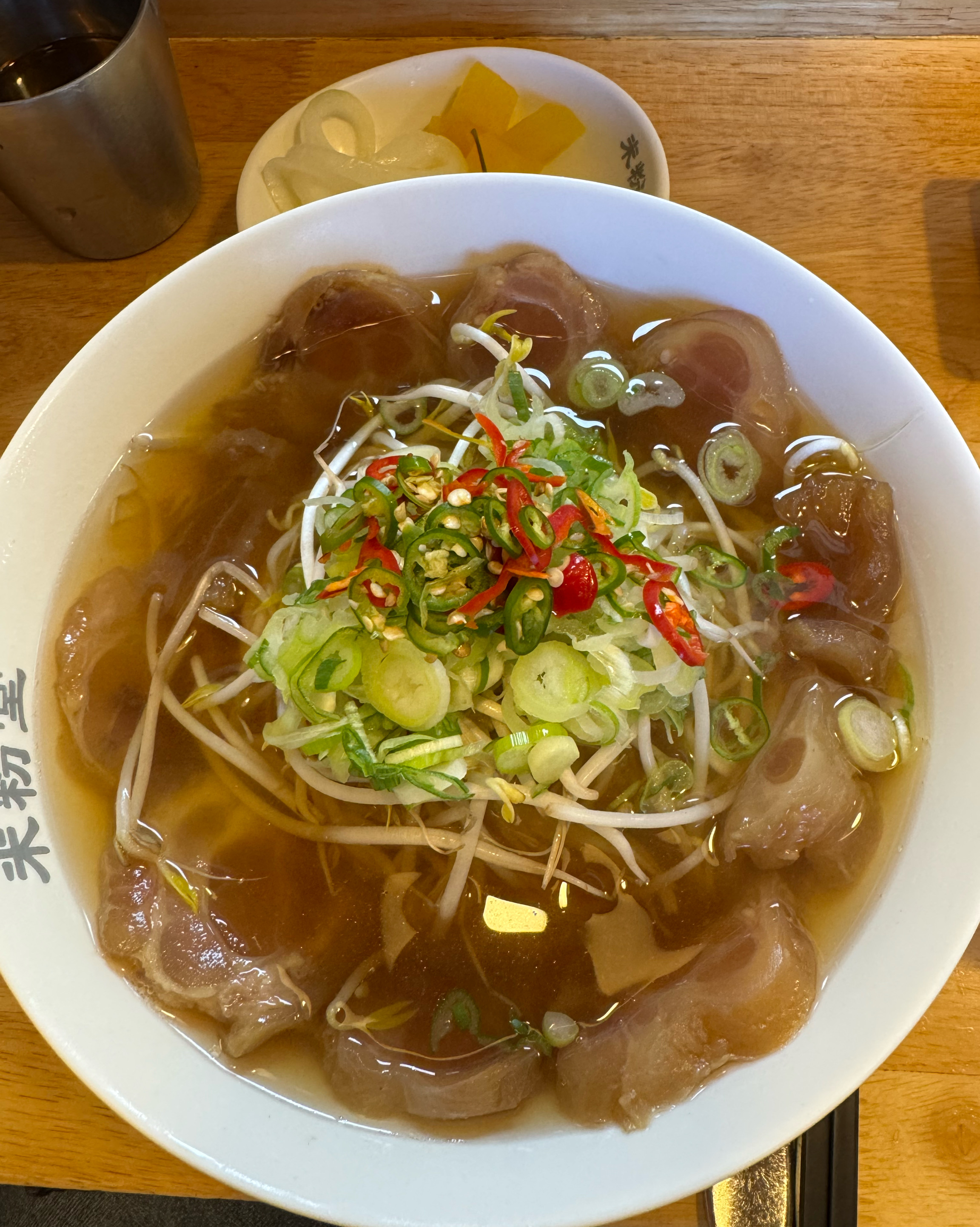 항상 양지 쌀국수만 먹다가 힘줄 쌀국수는 처음 먹어봤는데 너무 맛있어요! 짜조도 맛있게 잘