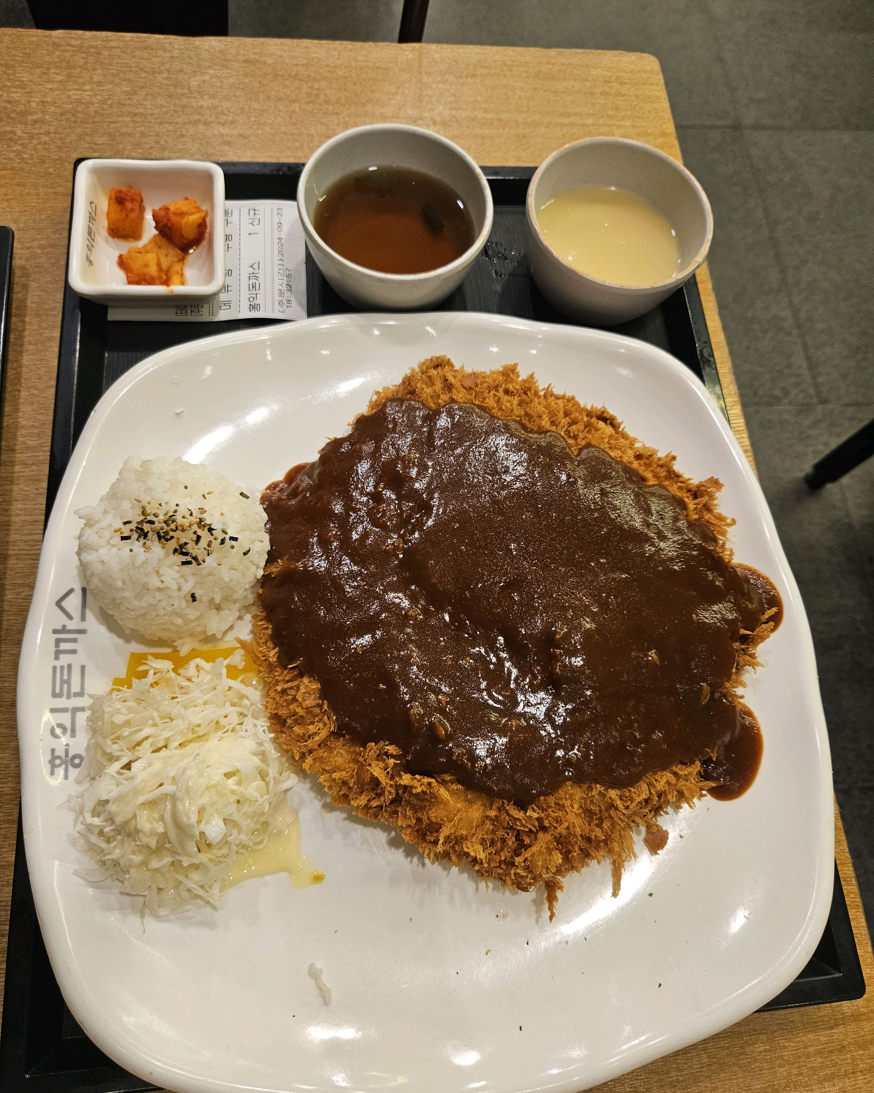 터치를 잘못해서 스파게티를 두개 시켰더니 사장님께서 맛보라고 돈까스를 주셨어요. - 울산 매곡 맛집 홍익돈까스 울산매곡점