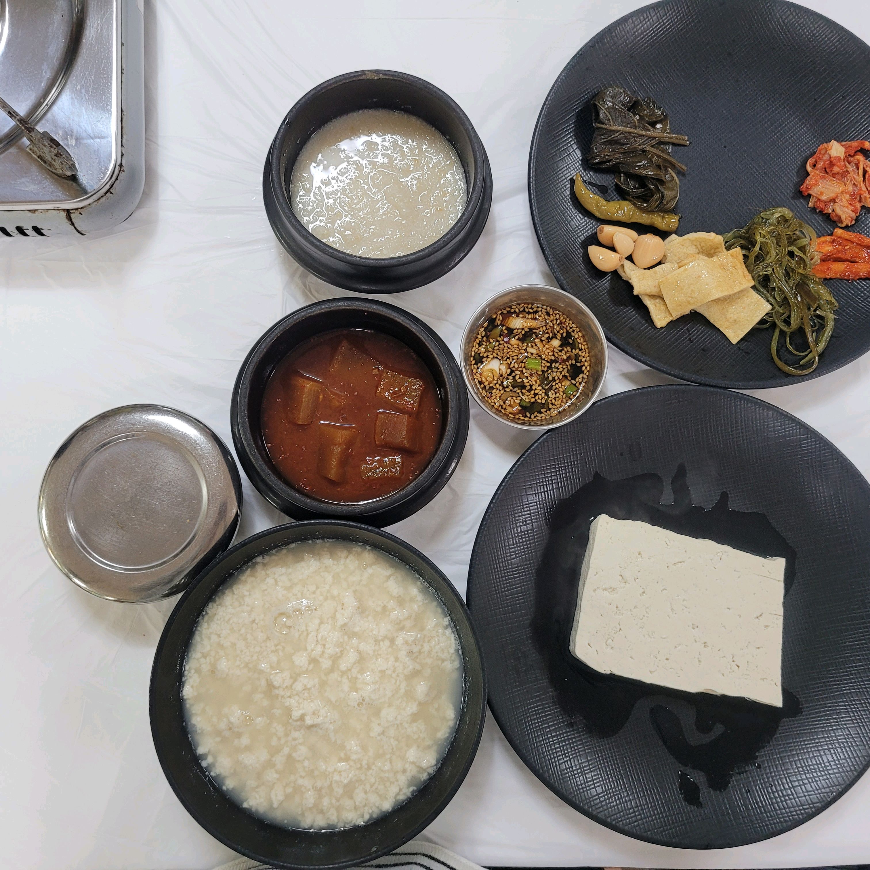 월요일8시반쯤갔는데두팀있을정도로널널하니조용했어요 - 경포대 맛집 원조초당순두부