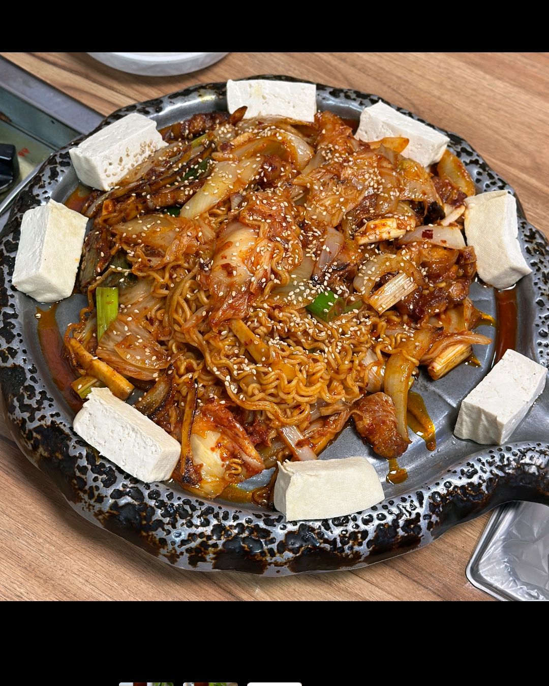 A restaurant in Songjeong-dong, Seongdong-gu, Seoul, specializing in whole pork and duruchigi kimchi stew