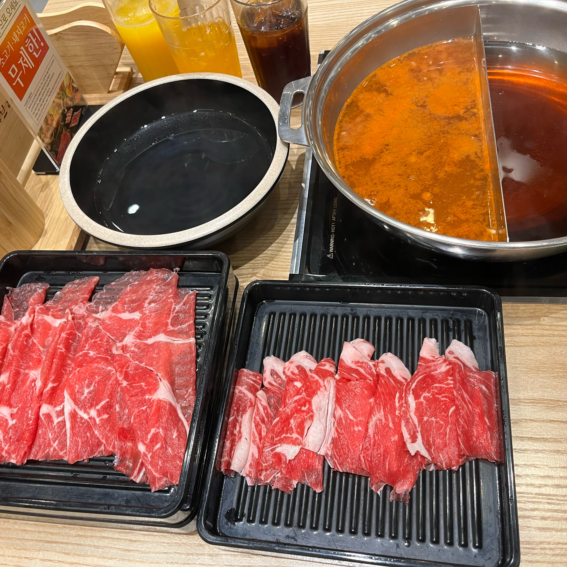 가게가 엄청 넓고 깨끗하며 직원분들이 친절합니다 맛도 좋고 셀프바도 너무 잘 되있어서 가족