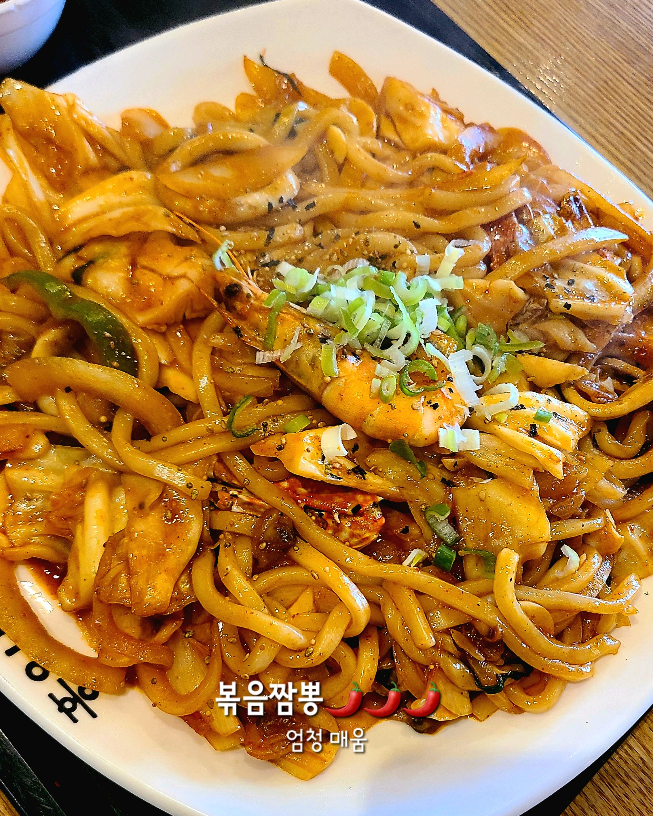 양도 많고 맛있는데. . . 볶음짬뽕도 참 맛있는데 진짜 너어어어무 매워요🌶🌶🌶 괜히 3개