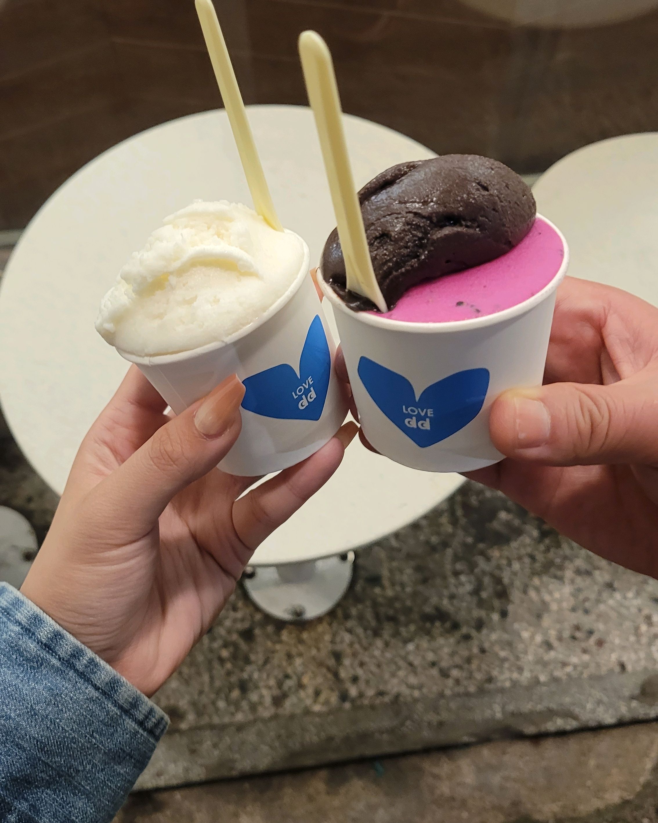 아주 예전에 가보고 오랜만에 갔는에 위에 한덩이 맛보기 주는건 이제 없어졌나보군요 귀여웠는