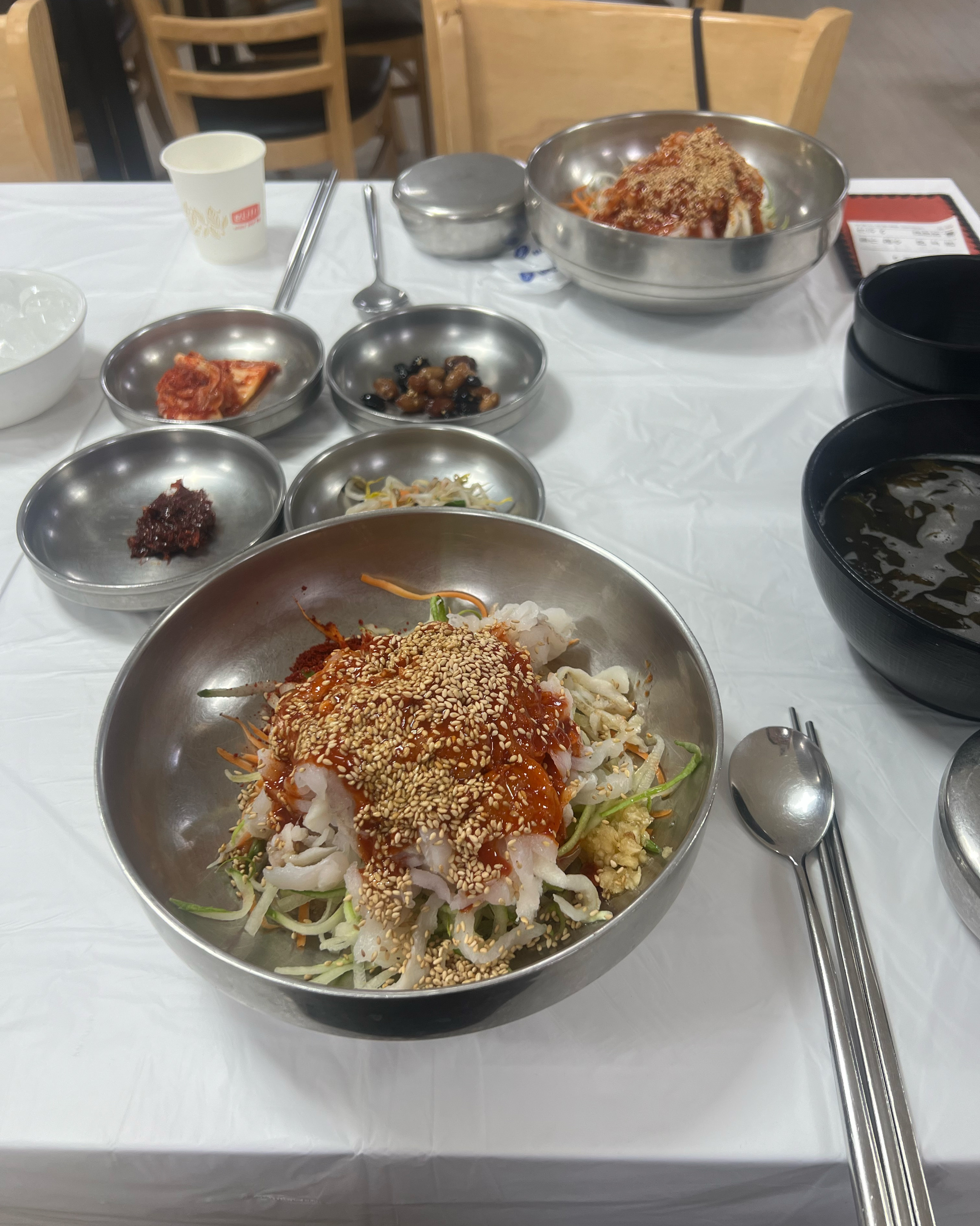 일반 물회 아니고 비빔물회임. 포항의 비빔물회랑은 맛이 다르게 고소함이 적은편. - 아바이마을 맛집 송도물회