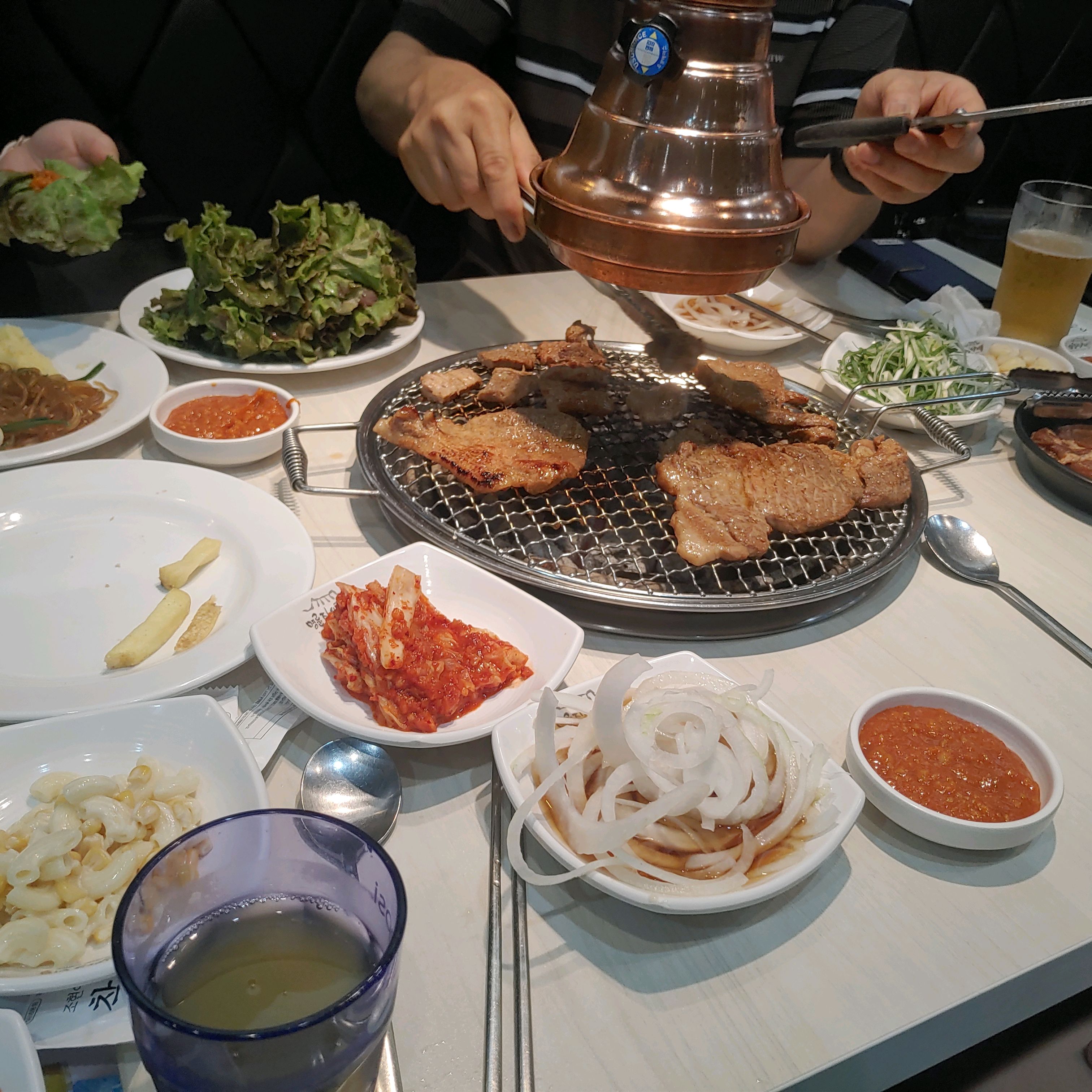 갈비랑 삼겹살 맛있어요. 맥주도 신기하게 채워지고! 직원분들도 친절하셔서 다음에 또 가려구