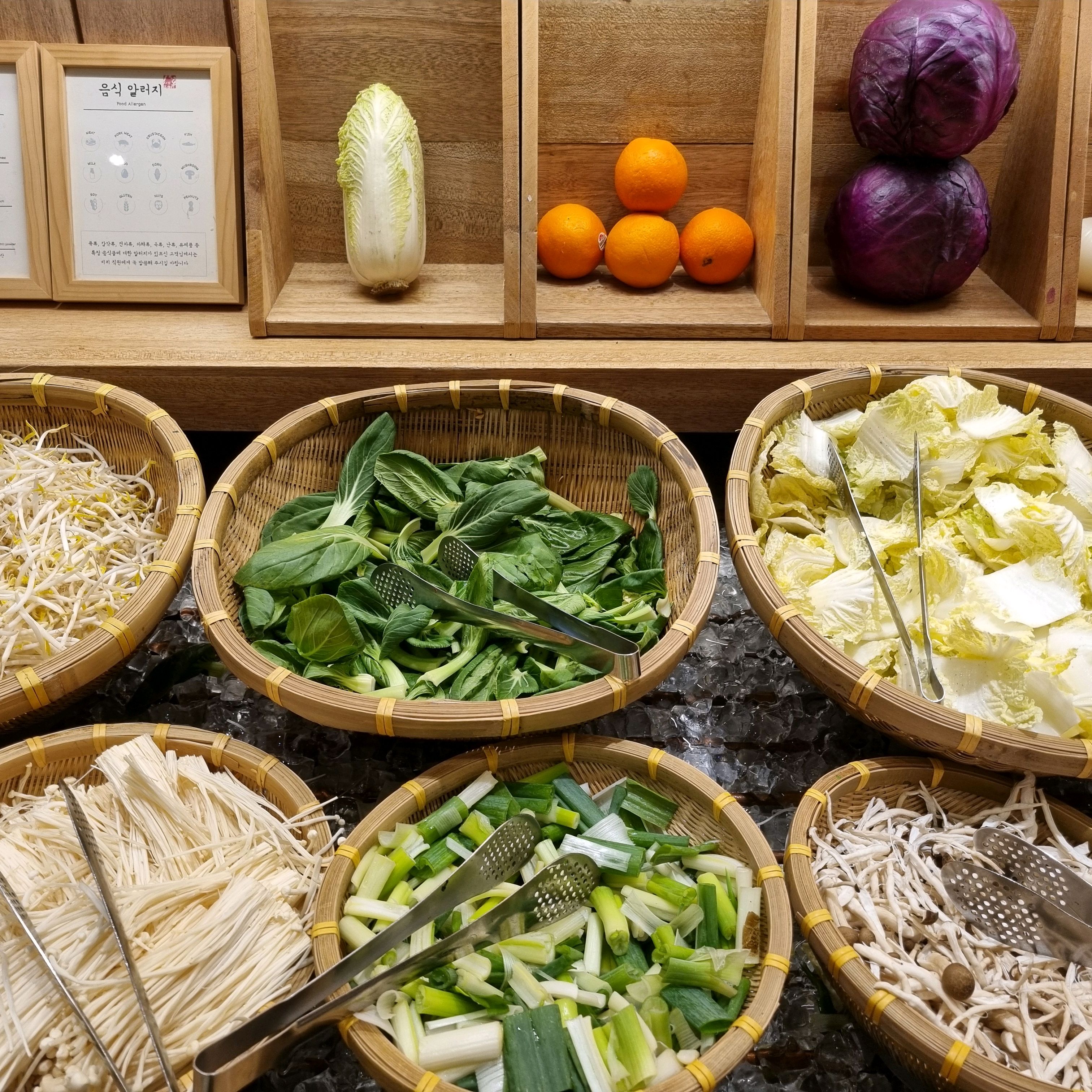 샤브야채외에도 월남쌈 야채에다 닭강정2종, 볶음밥, 떡볶이, 오징어오이 초무침 등 여러가지