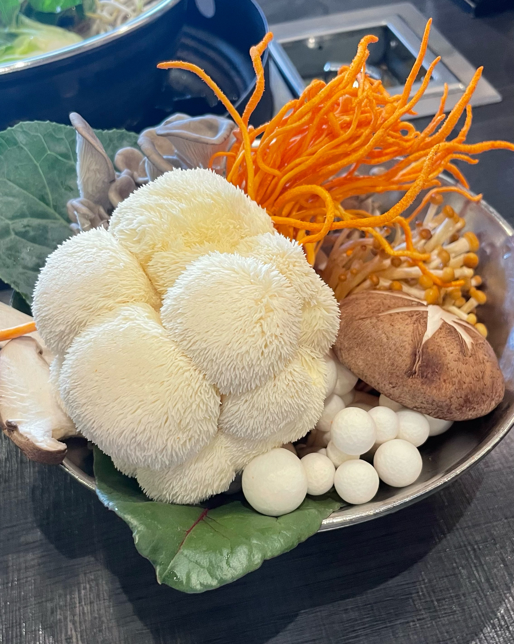 소담촌은 맑은 국물이 사람을 미치게하는 그런 곳이에요.. 가면 무조건 버섯샤브에 고기추가를