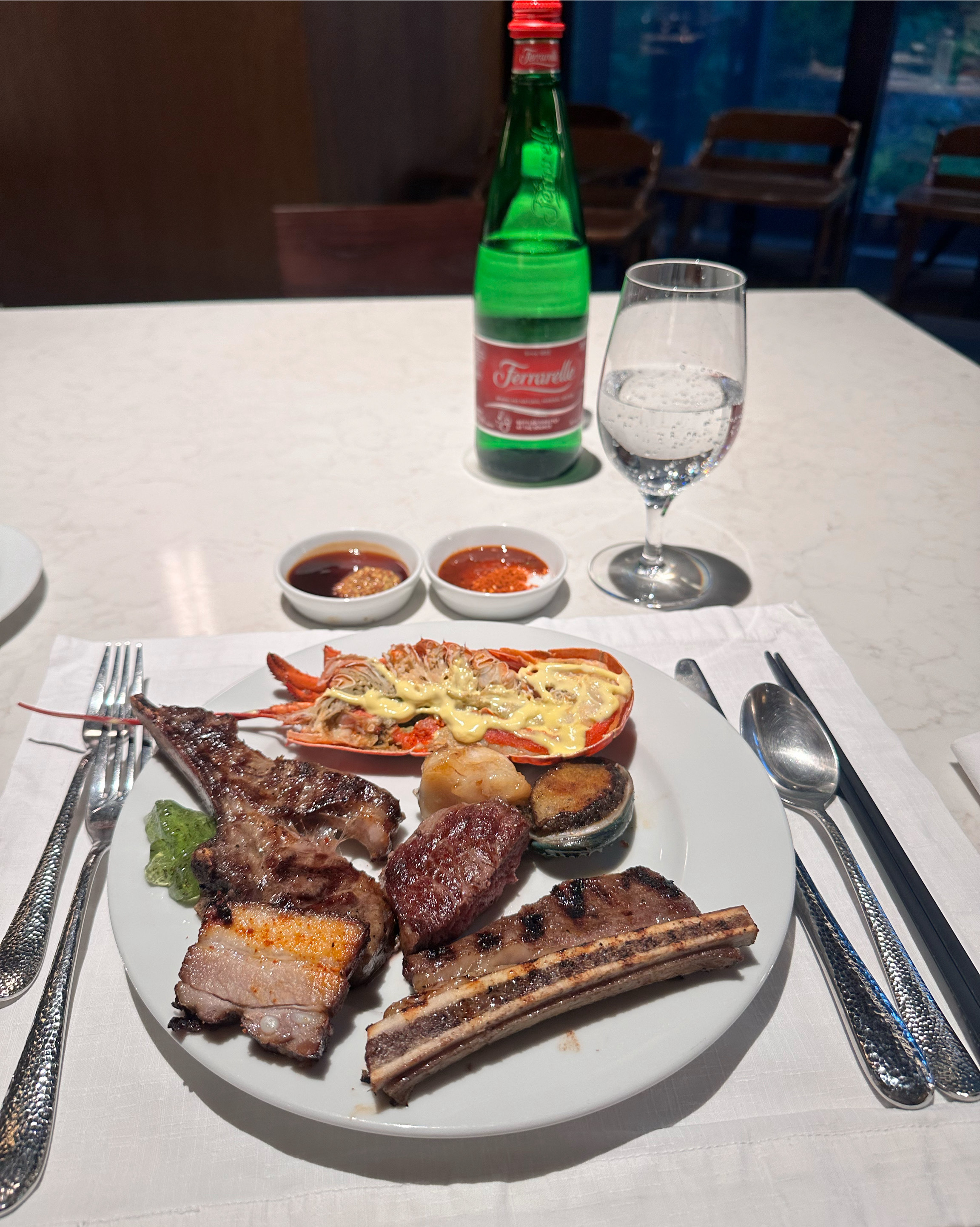 Parasara Woody Plate, a famous restaurant in Ui-dong, Gangbuk-gu, Seoul