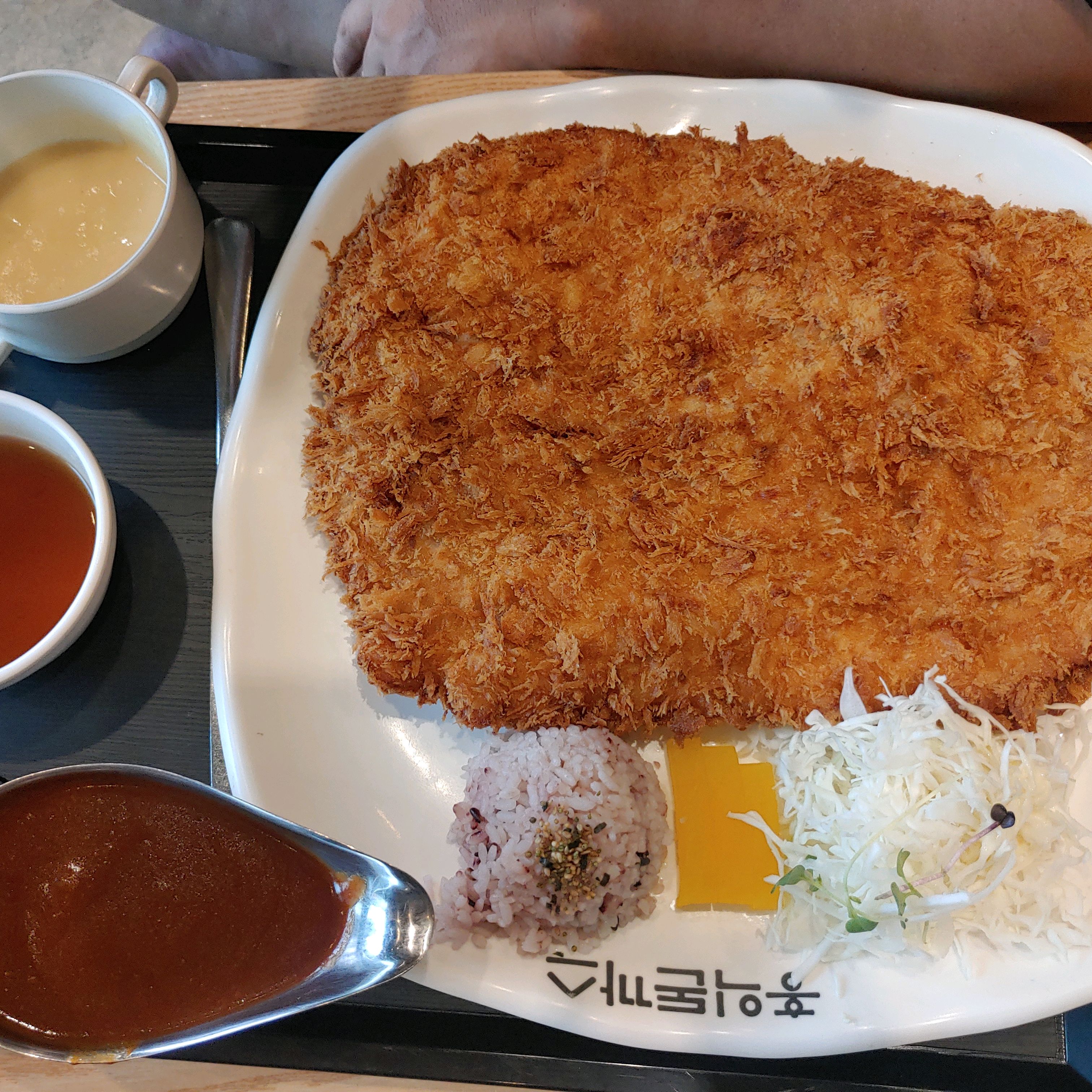 치즈롤은 안에 깻잎이 들어있어 호불호가 갈릴 수 있다는 생각이 들고 주방에서 일하시는 여자