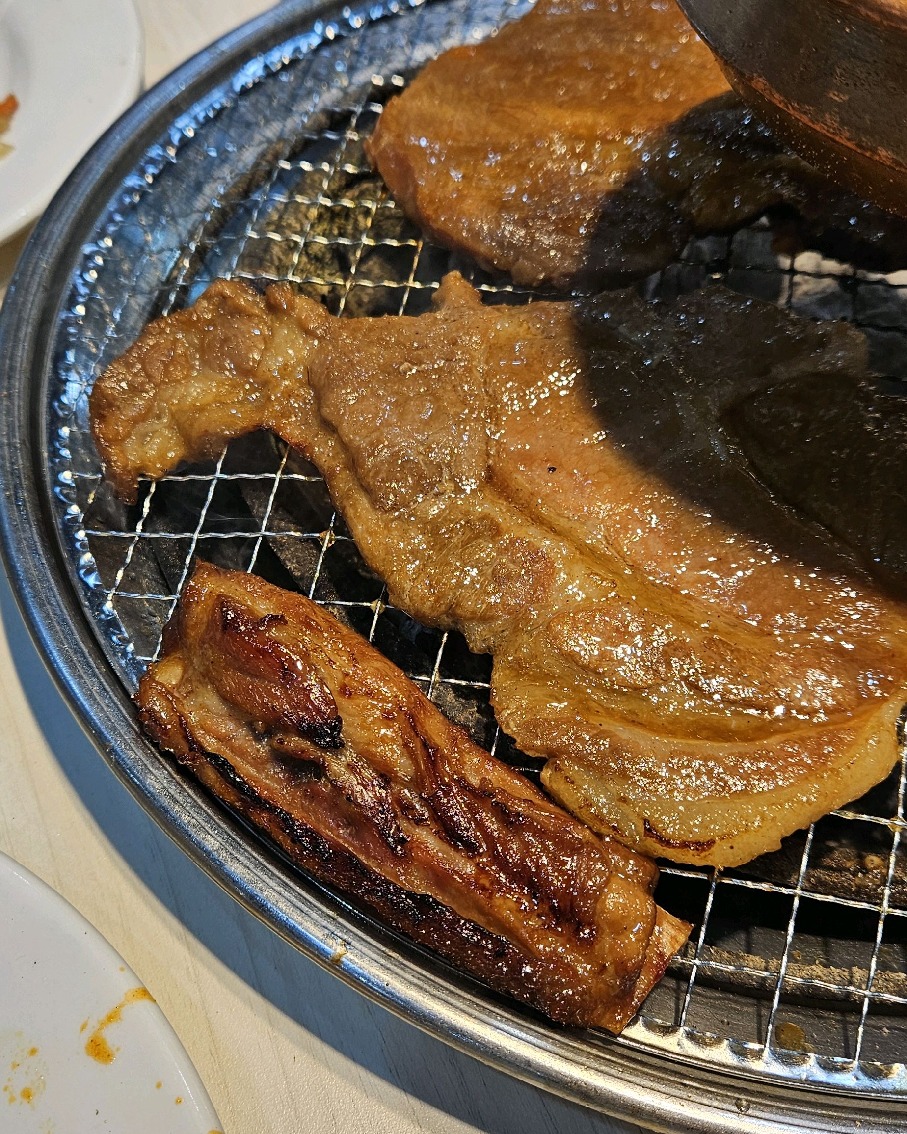 양념갈비가 매우 맛있어서 이것만 3번 먹었어요. 장소도 넓고 고기외에 간단한 부페가있어서