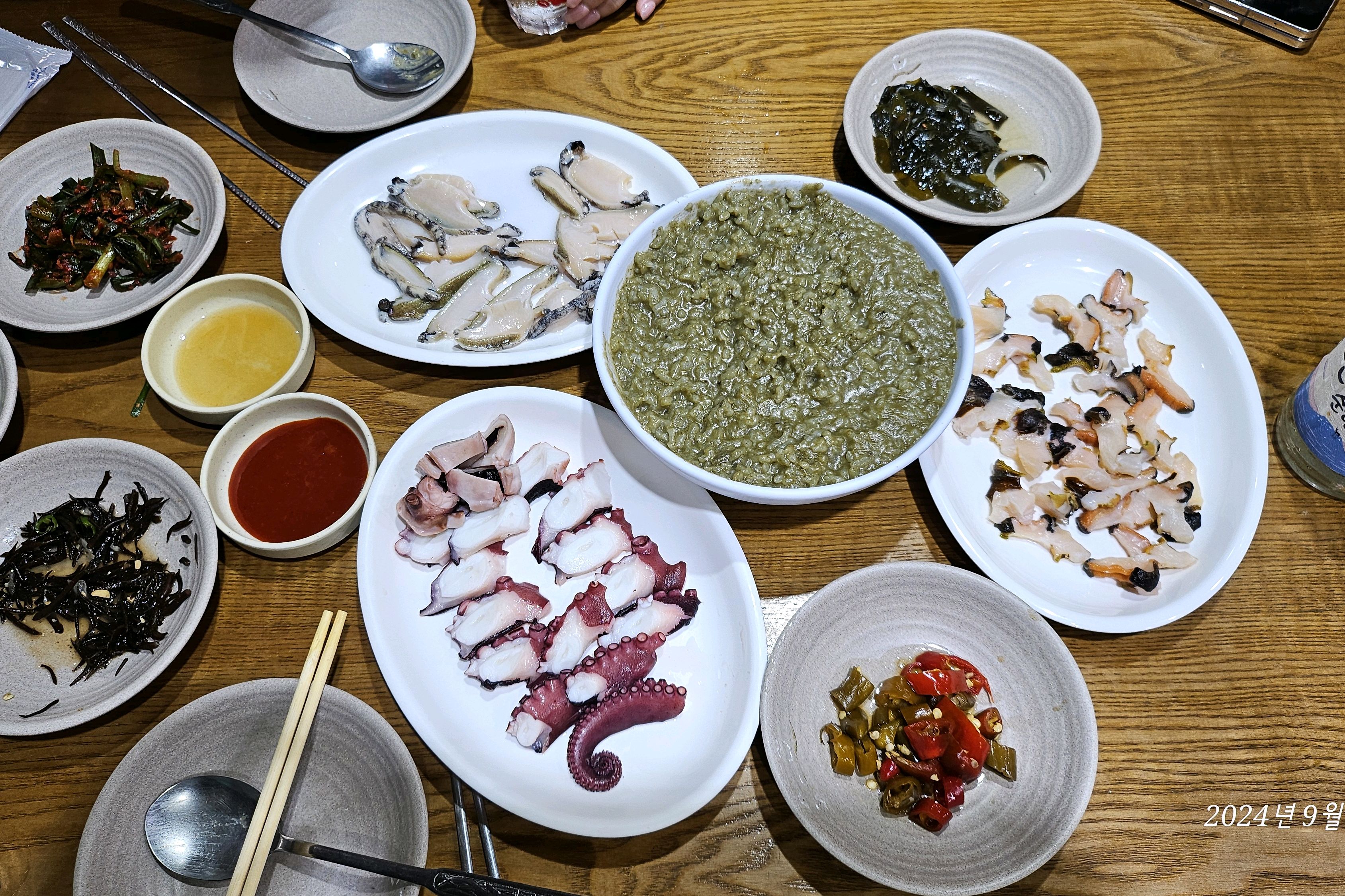 신선한 모듬해물에 왕보말죽 한상에 낮부터 소주 2병 까고 시작. 해산물 신선하고 보말죽 찍