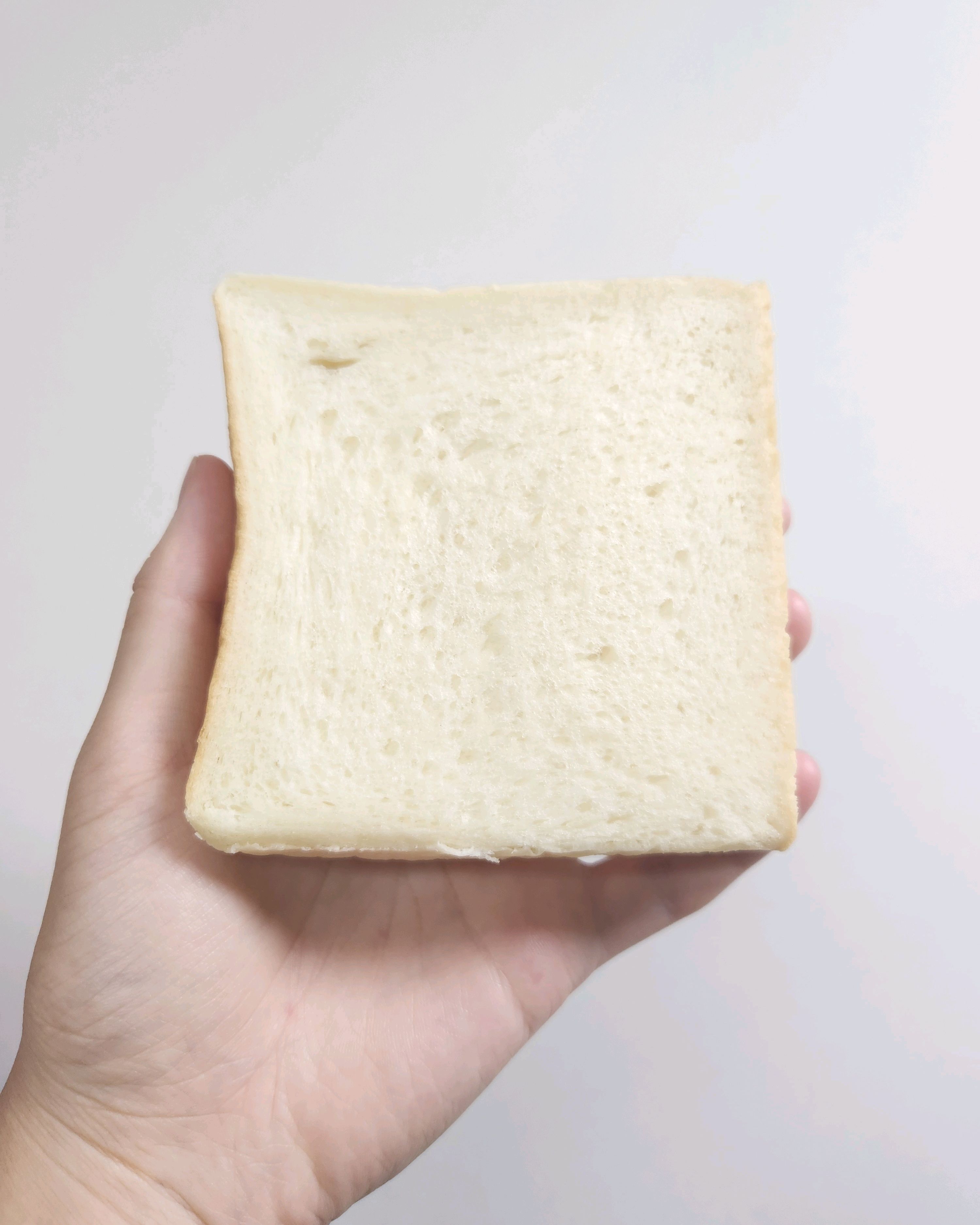 솔직히 가격이 비싸다고 생각했는데, 먹어보니 여태까지 먹어본 식빵 중 제일 맛있습니다. 풍