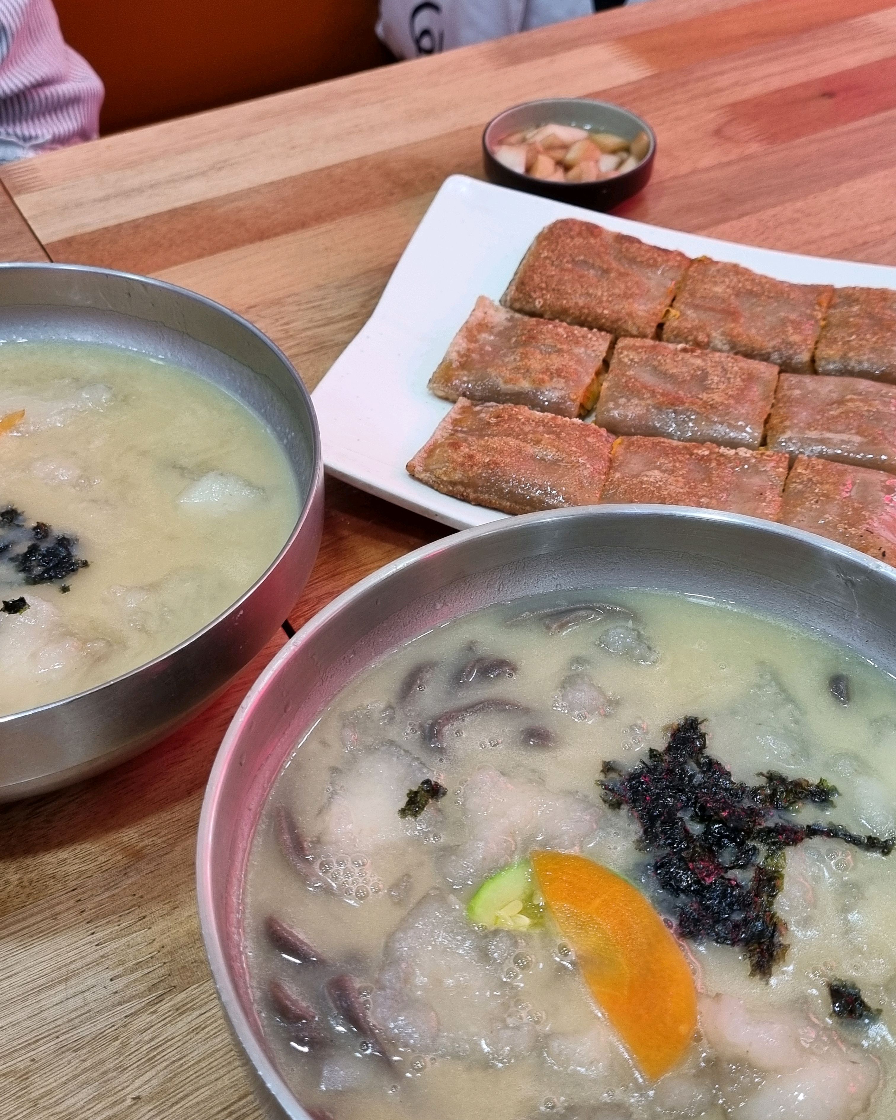 Bongpyeong Ongshimi buckwheat noodle soup, a famous restaurant in Gongdeok-dong, Mapo-gu, Seoul