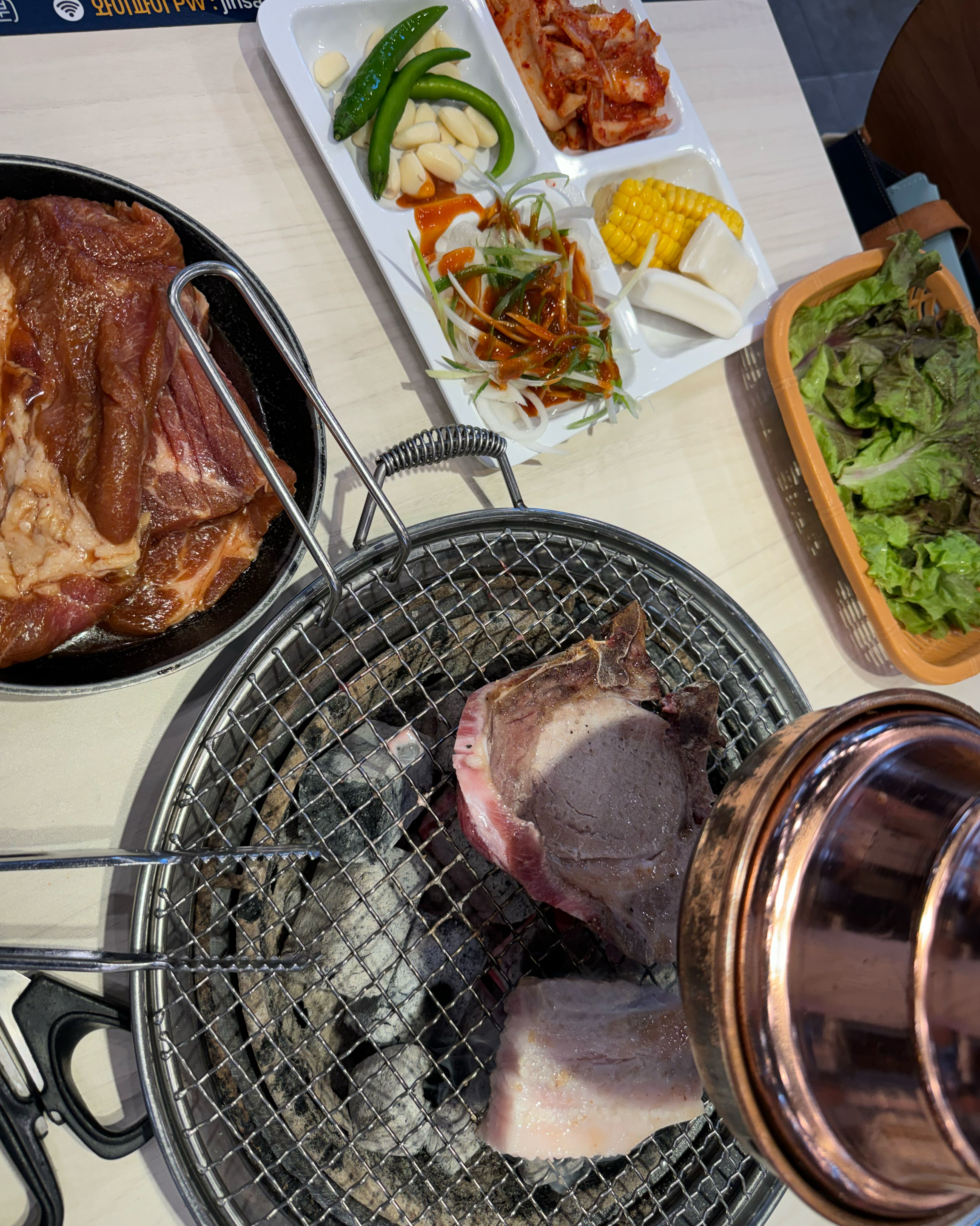 아이둘이랑 어른1명 갔어요. 처음에 갈비 한접시랑 불 넣아주시고 나머지는 셀프로…. 저흰