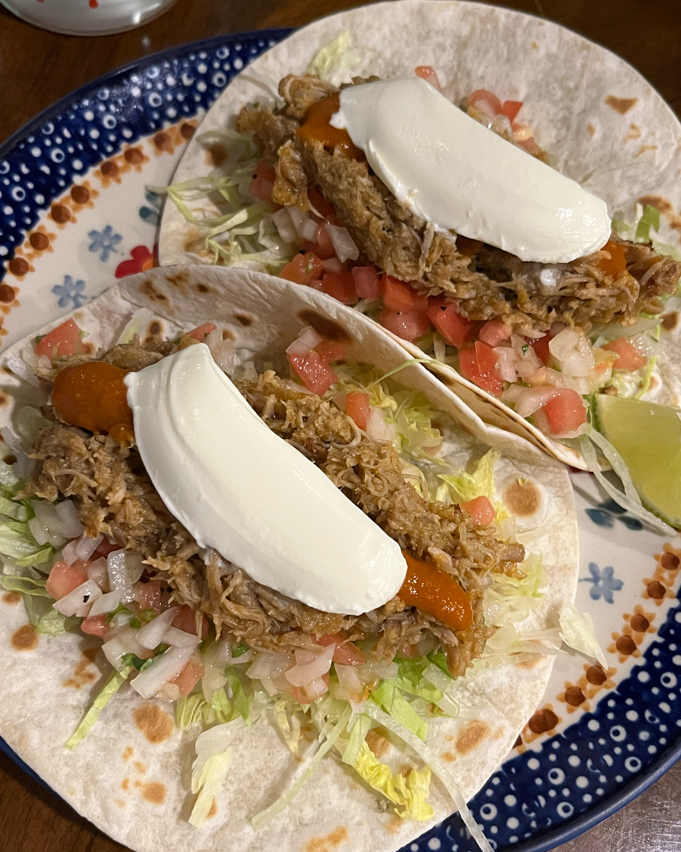 타코 정말 맛있어요!! 타코가 생각보다 커서 2개 먹고 다른건 못먹었어요 다음에는 다른것도