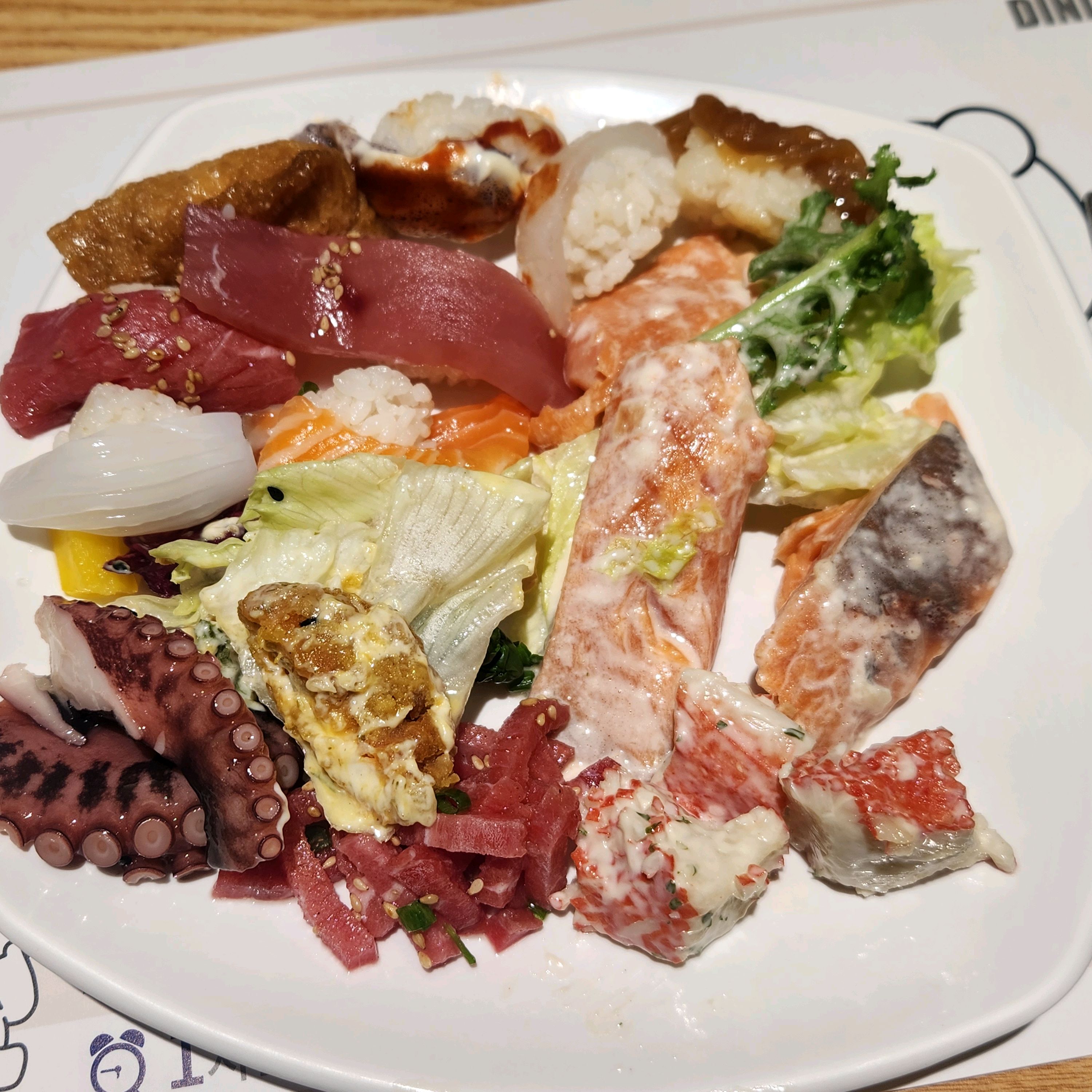 몇몇 생선들이 덜 해동되거나 냄새가 덜 빠져서 아쉽지만, 그래도 다양한 메뉴들을 골고루 먹