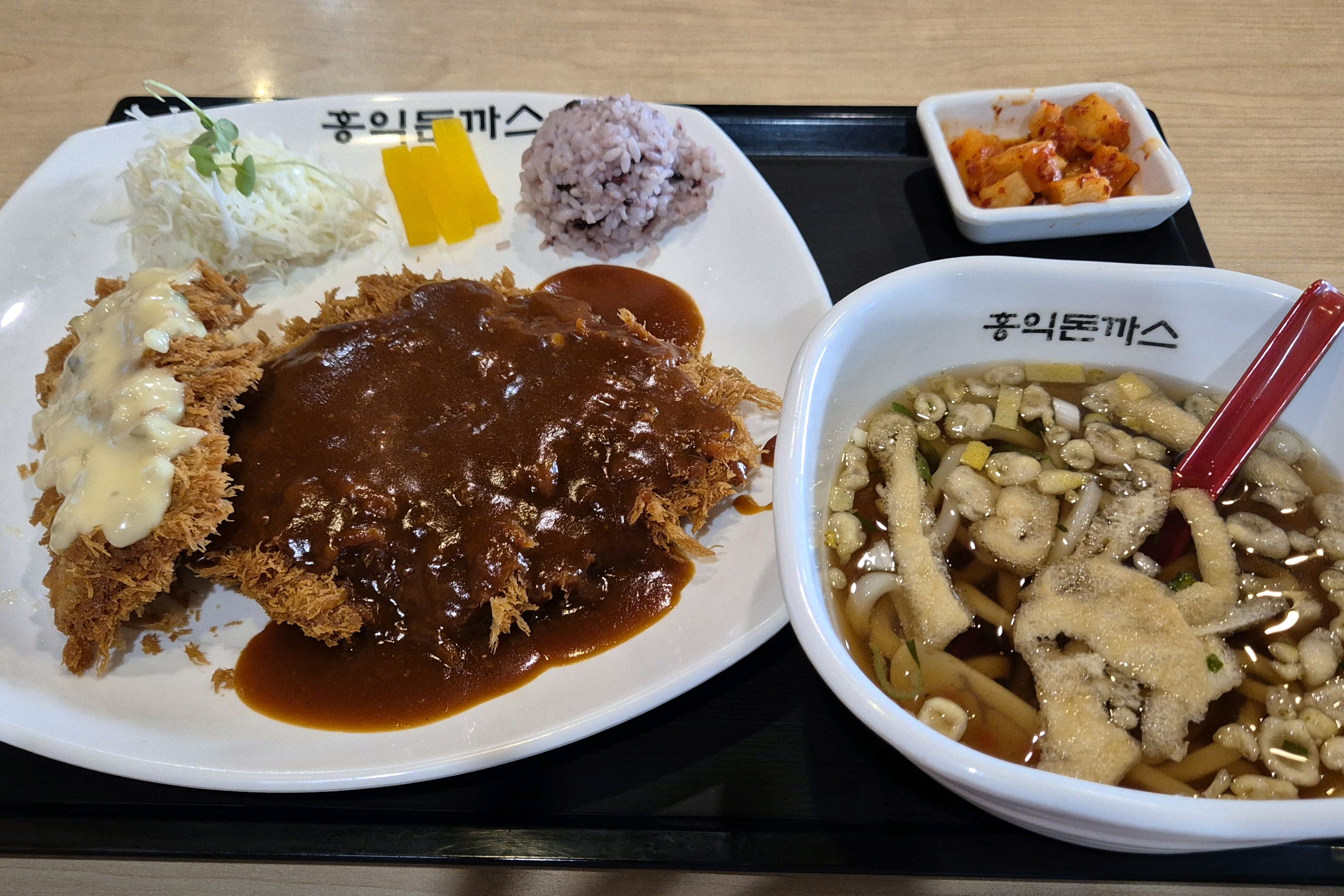 소스가 살짝 매운편. 그 외에는 무난한 정식이다. 가격은 적당한 수준인거 같음. - 용인 처인구 맛집 홍익돈까스 처인구점