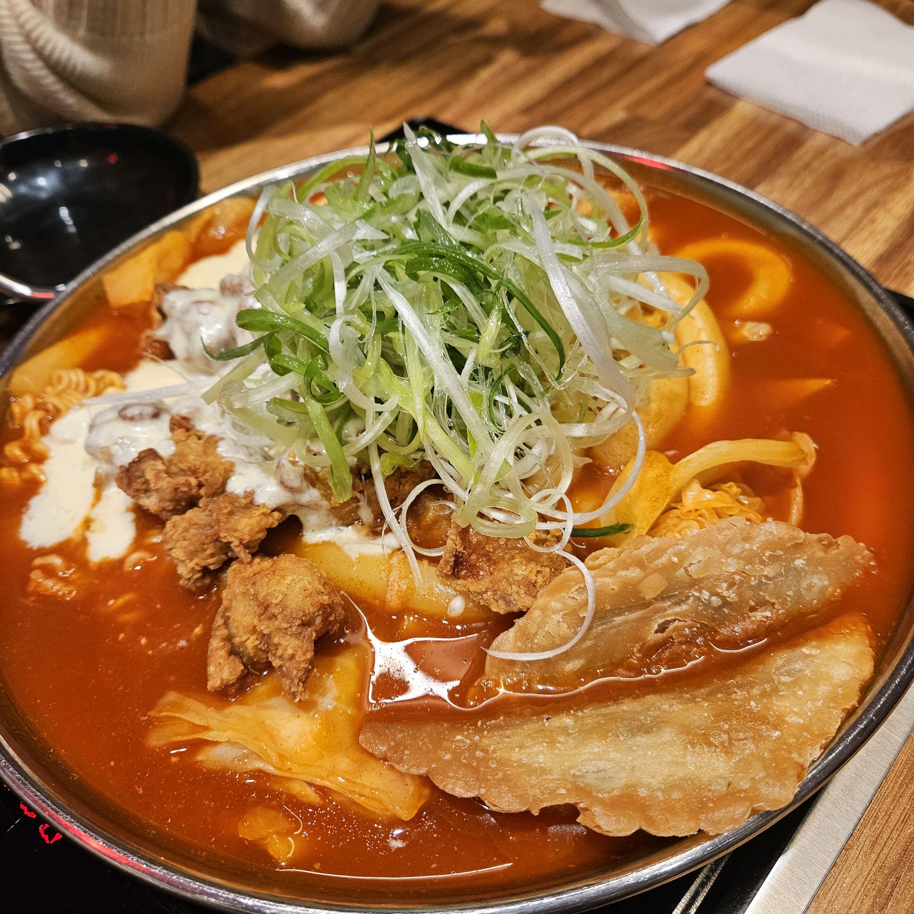 떡볶이에 튀김 조합은 언제나 성공이지만 여기꺼는 특히 더 무쳤습니다👍🏻 - 천호동 맛집 청년다방 강동역점