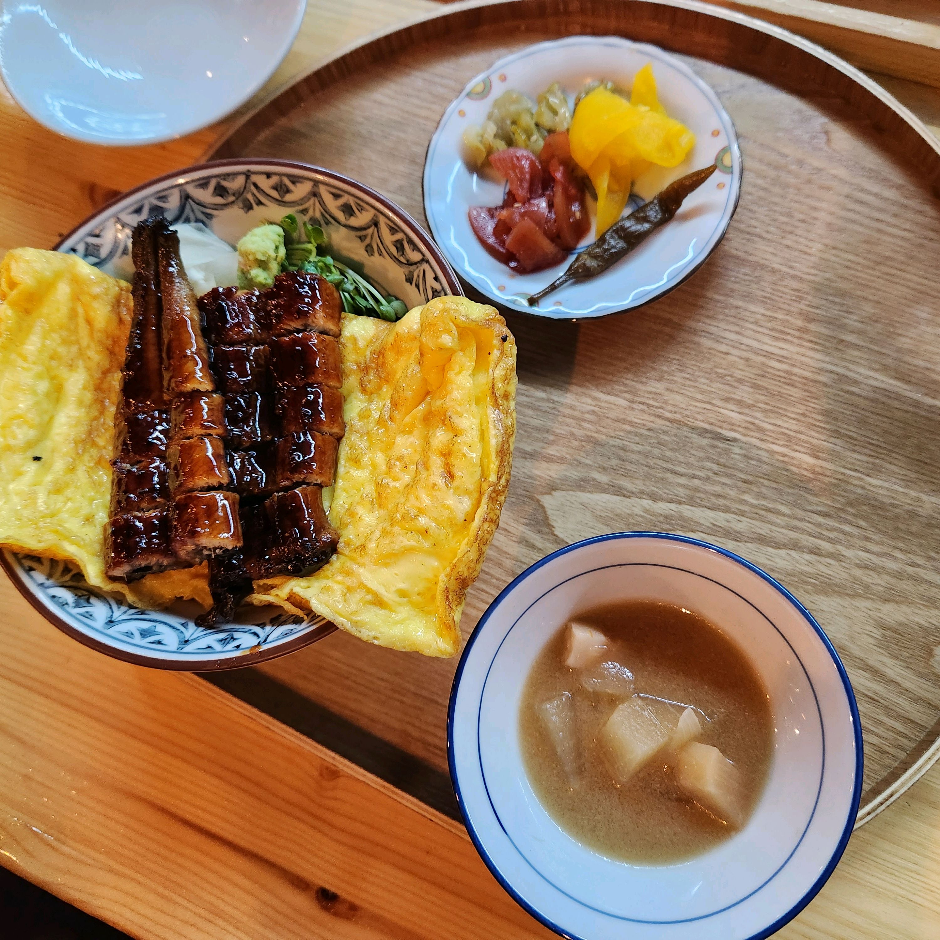 스테이크덮밥이랑, 장어덮밥 먹었는데 - 삼척항 맛집 해바라기식당