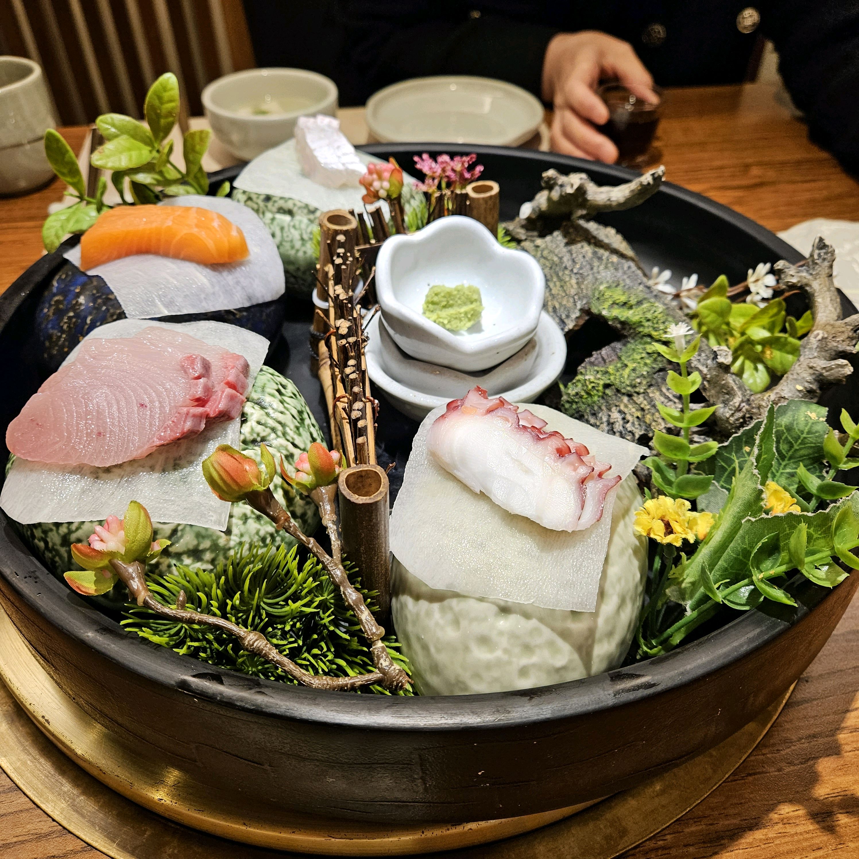 이번에 생갈비 코스로 먹었는데 너무 맛있고 친절했어요 고기로 배채우려면 부족하다 느끼겠지만