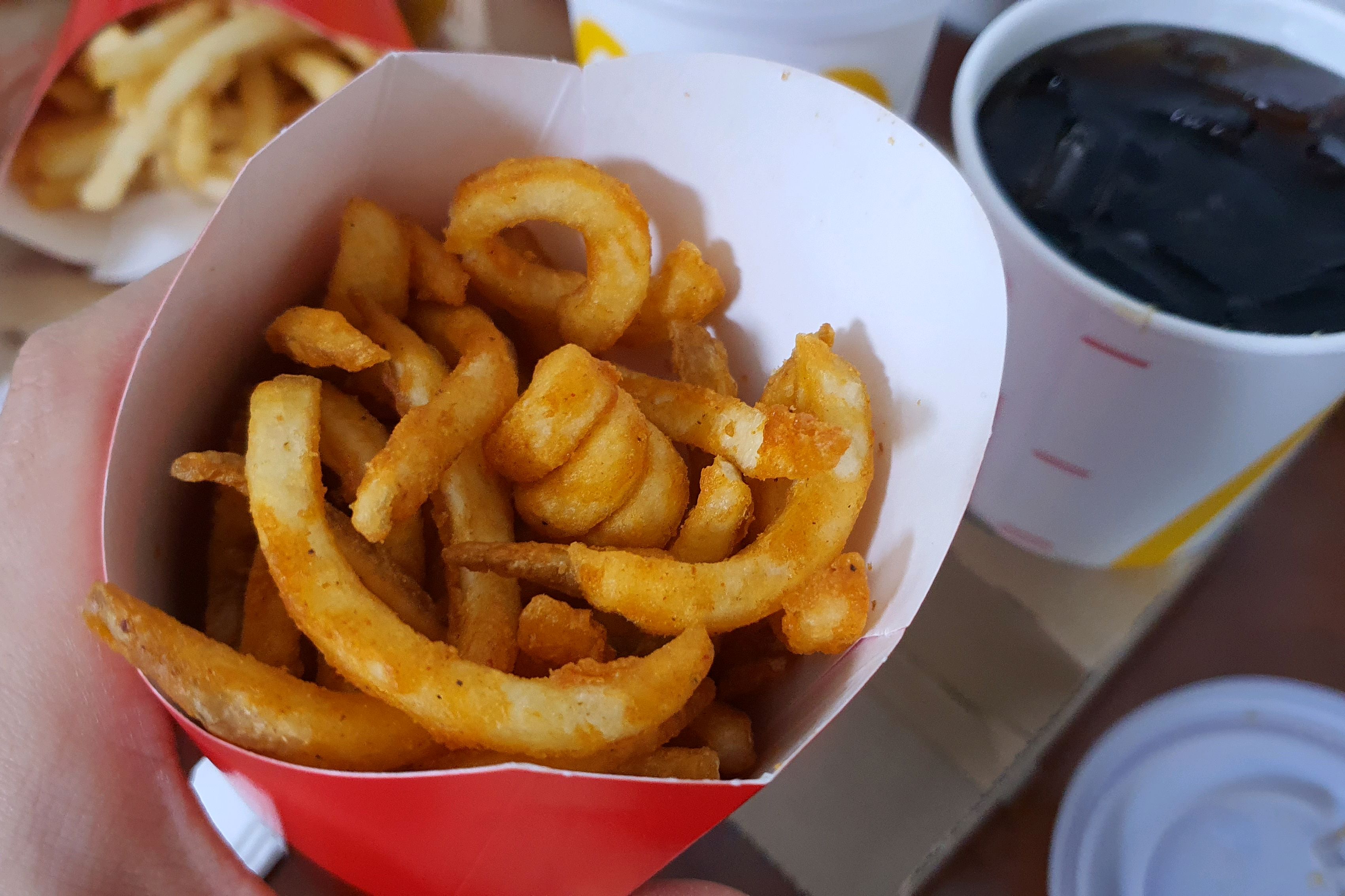 행운버거 : 짭잘한 긴 빵모양의 불고기버거 - 아바이마을 맛집 맥도날드 속초DT점