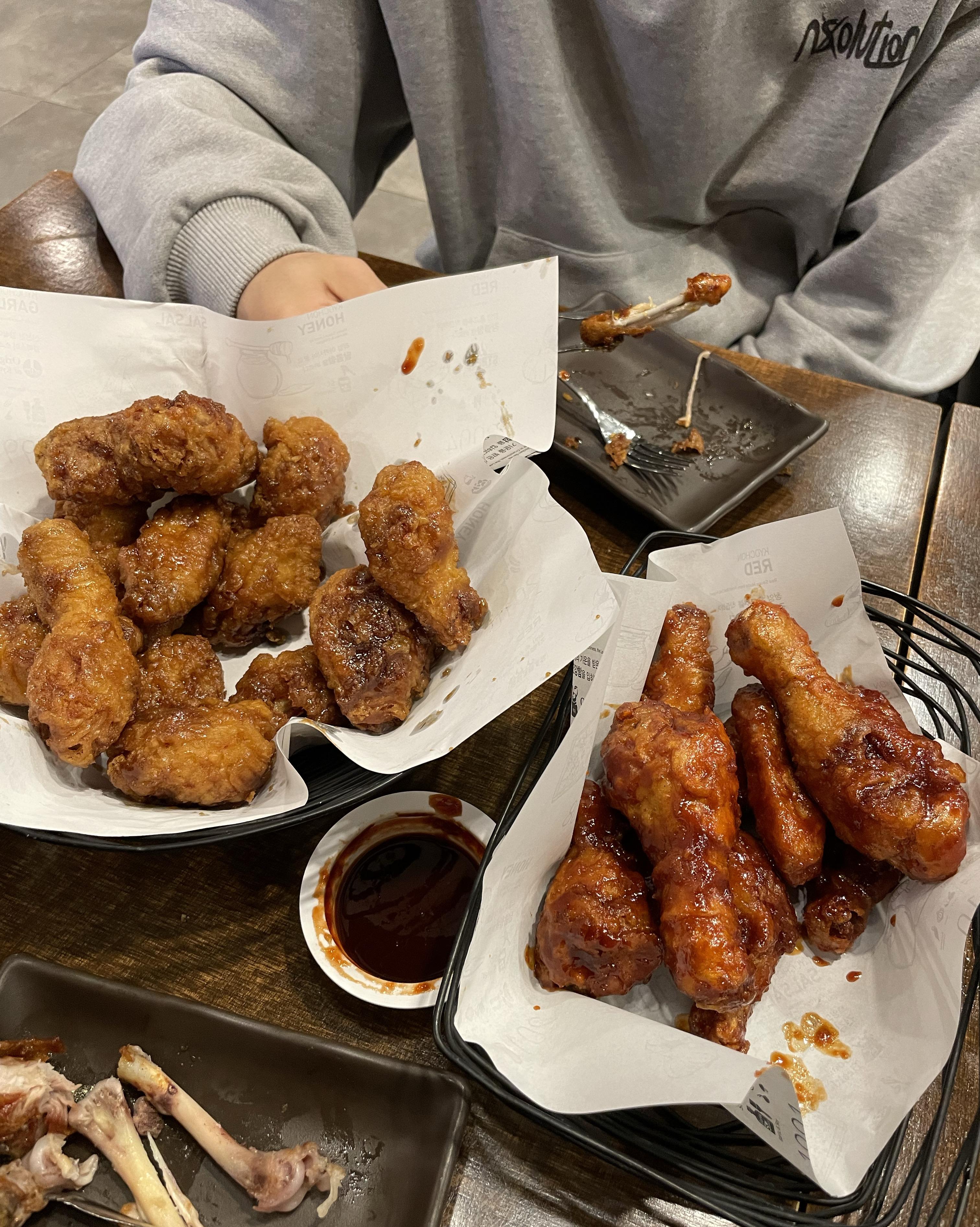 레드콤보 허니콤보 먹었는데 예전보다 간이 너무 쌔진것 같네요. 원래는 혼자서 한마리 먹어치