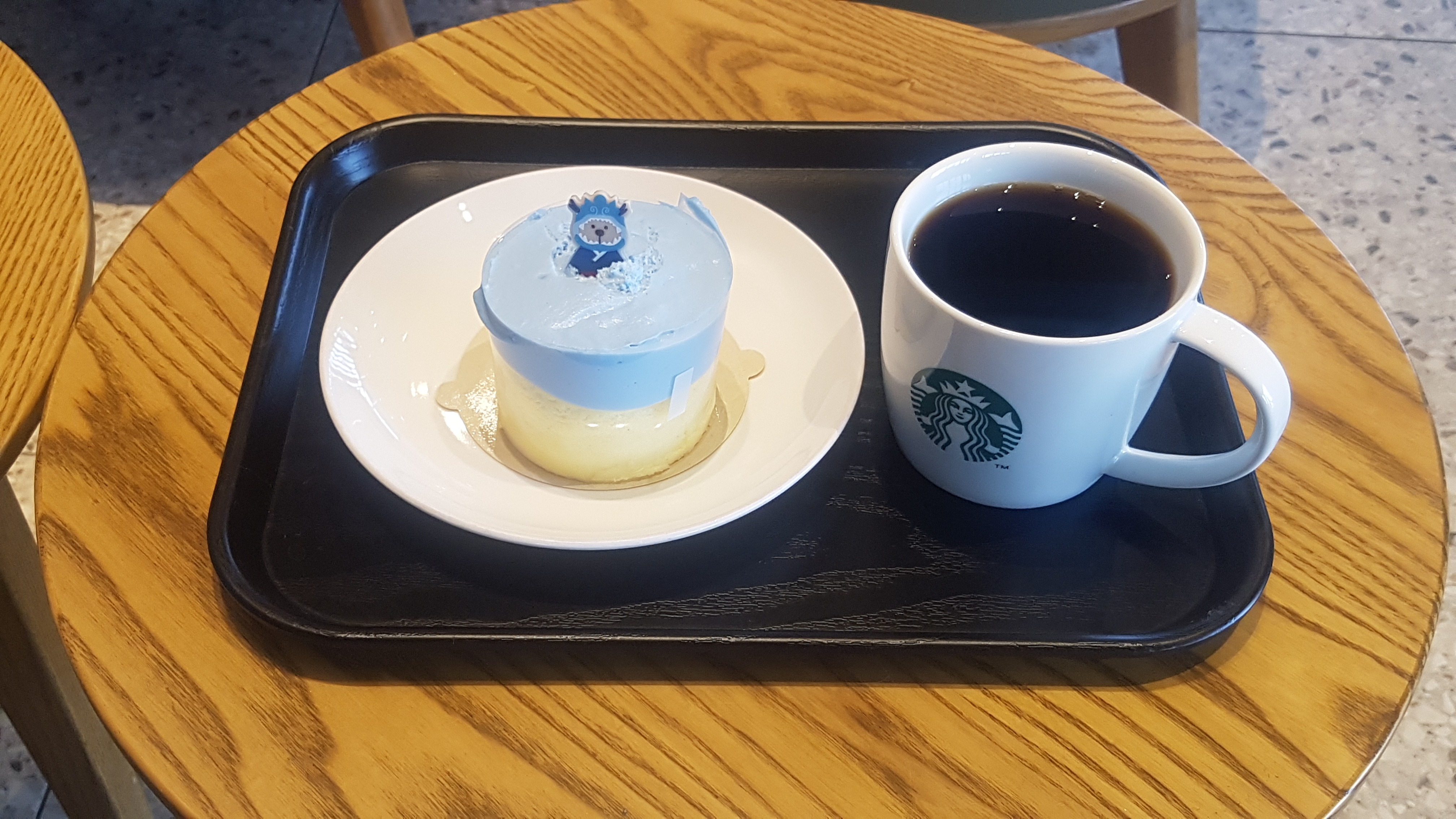 * 푸른용 블루베리 수플레 케이크 : 맛있네요. 부드럽고 입안에서 사르르 녹는 느낌이랄까.