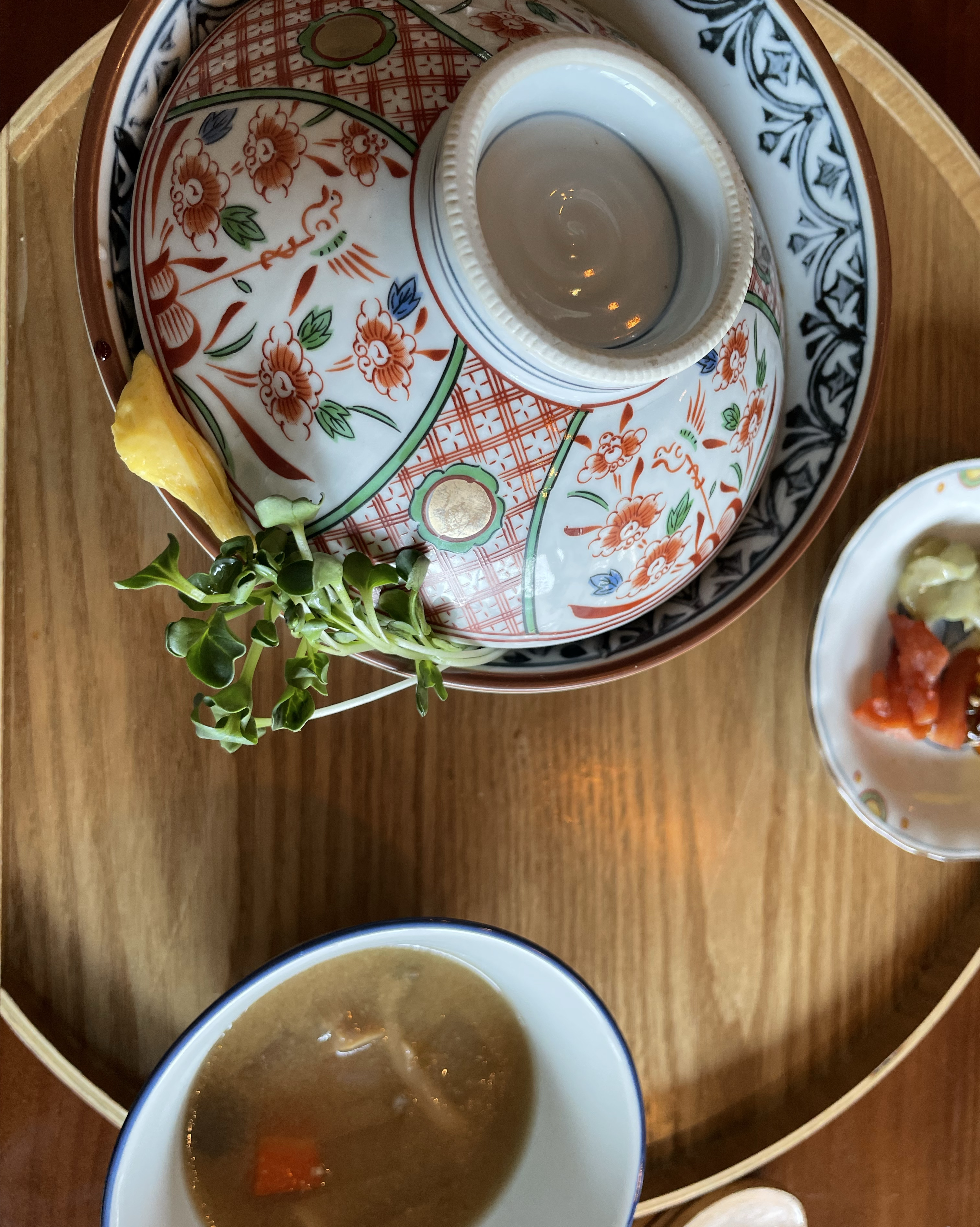 연어 양이 조금 부족했어요. 연어는 밥이 뜨거우면 안되지만 너무 차갑더라구영 ㅠ 맛있습니다