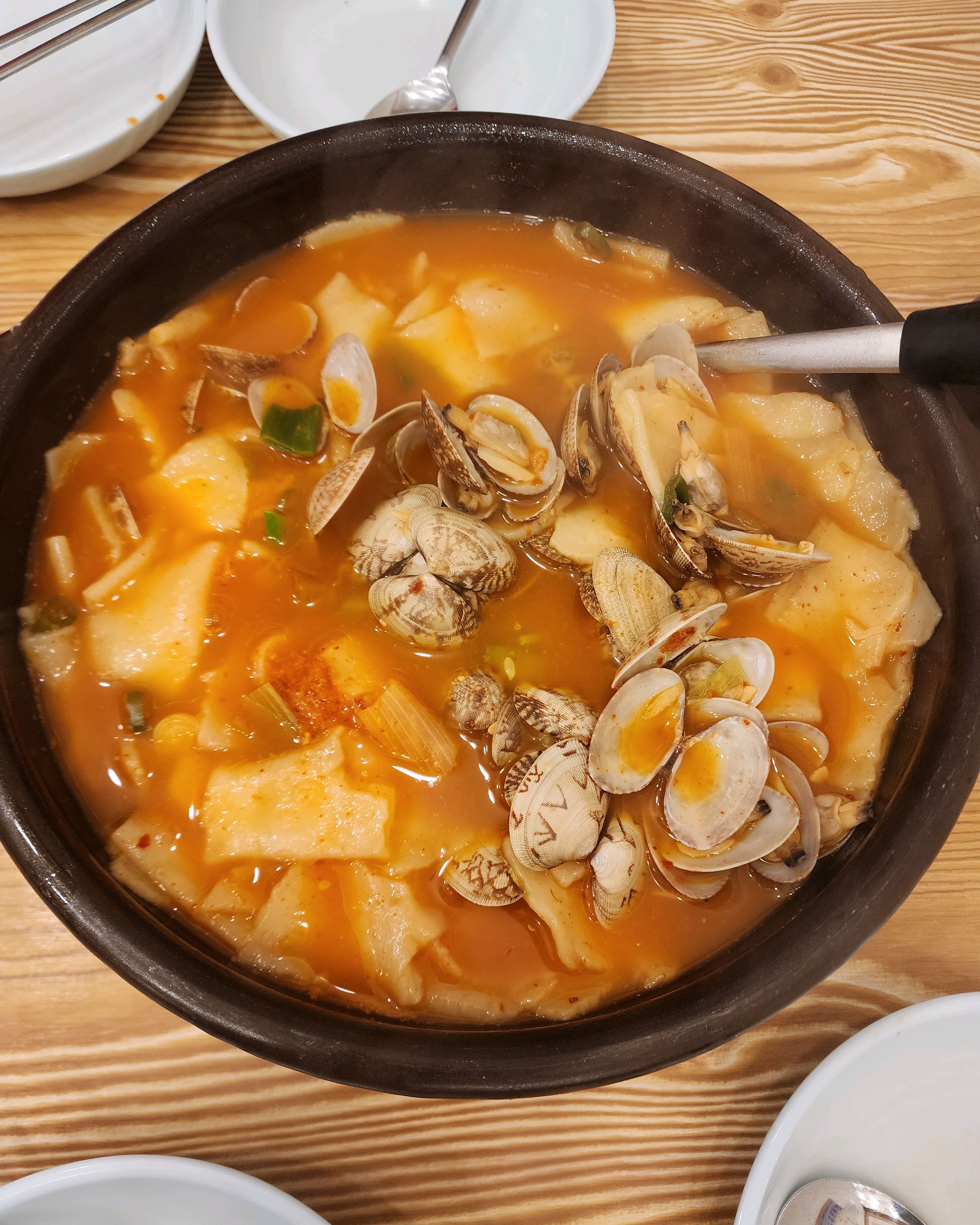 바지락 얼큰 수제비 맛나네요. - 천호동 맛집 이가네바지락칼국수