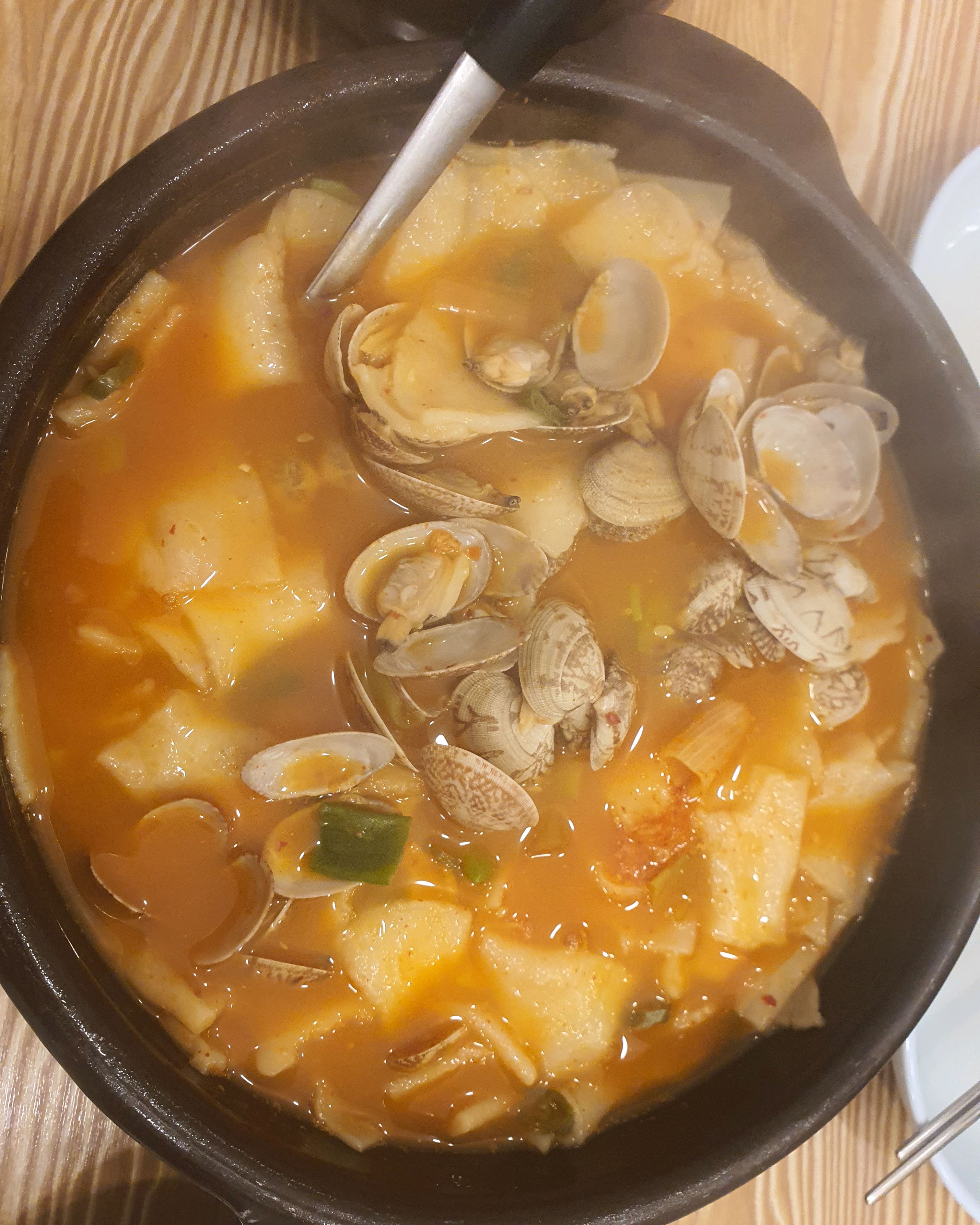 바지락얼큰수제비~2인 이상 주문가능. 국물이 된장베이스로 얼큰하기보단 시원해요. 바지락은
