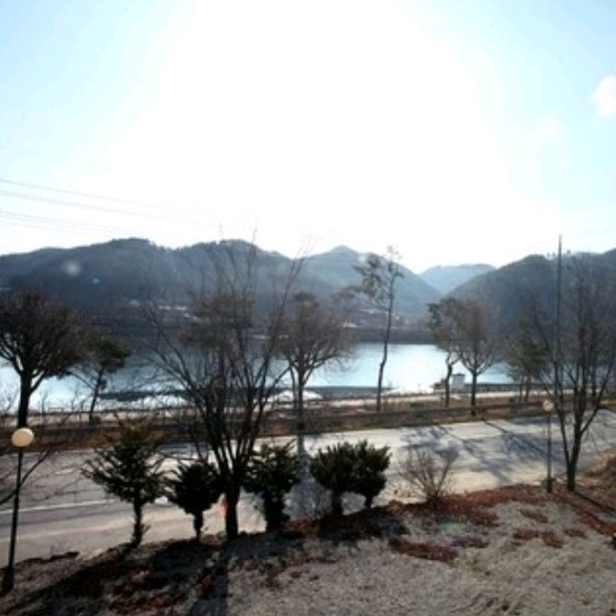 식당에서 바라본 창밖 풍경. 호수와 산이 어우러져 있습니다.