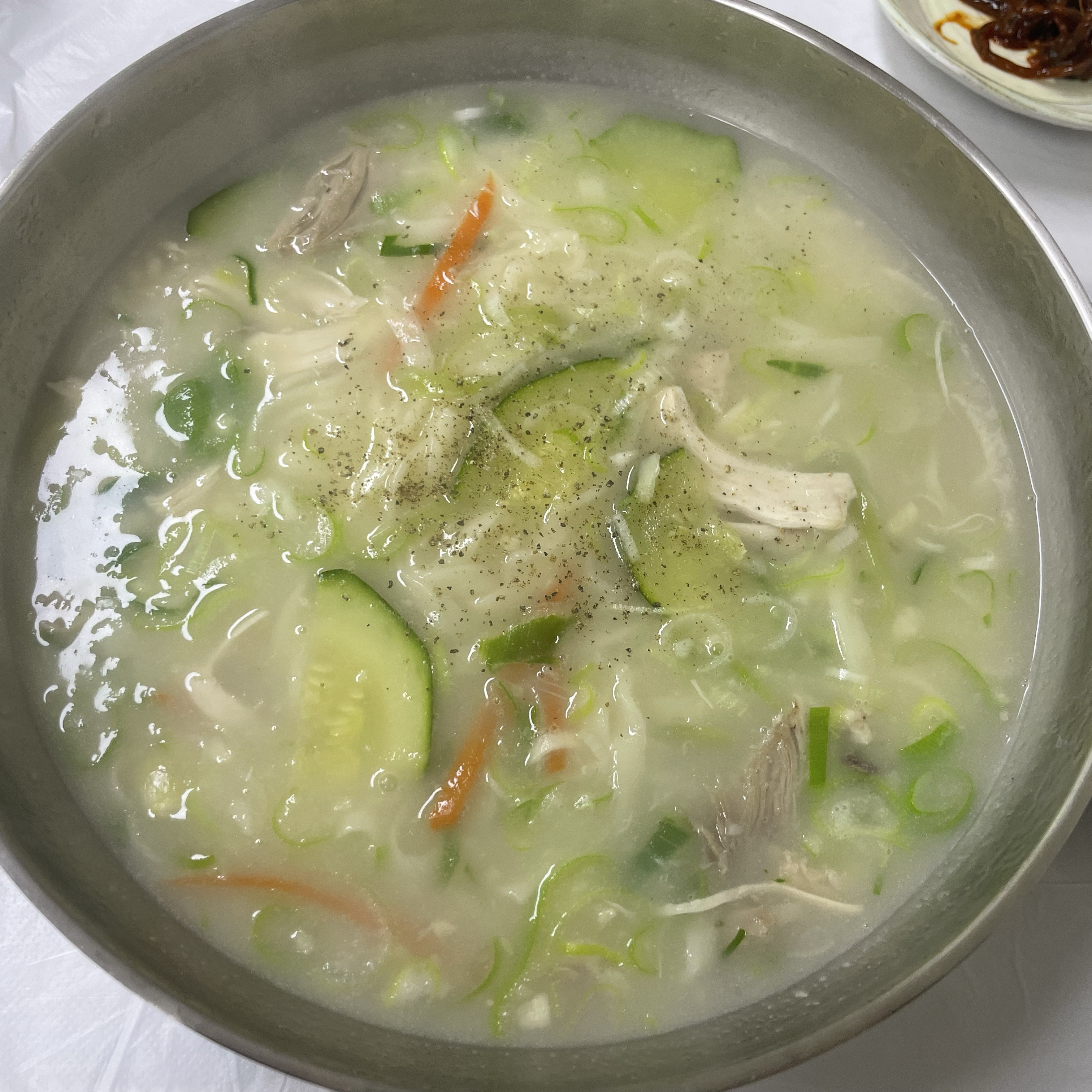 솔직히 전혀 기대안하고 갔는데 한그릇 다 비우고 나왔어요 - 삼척항 맛집 다송칼국수