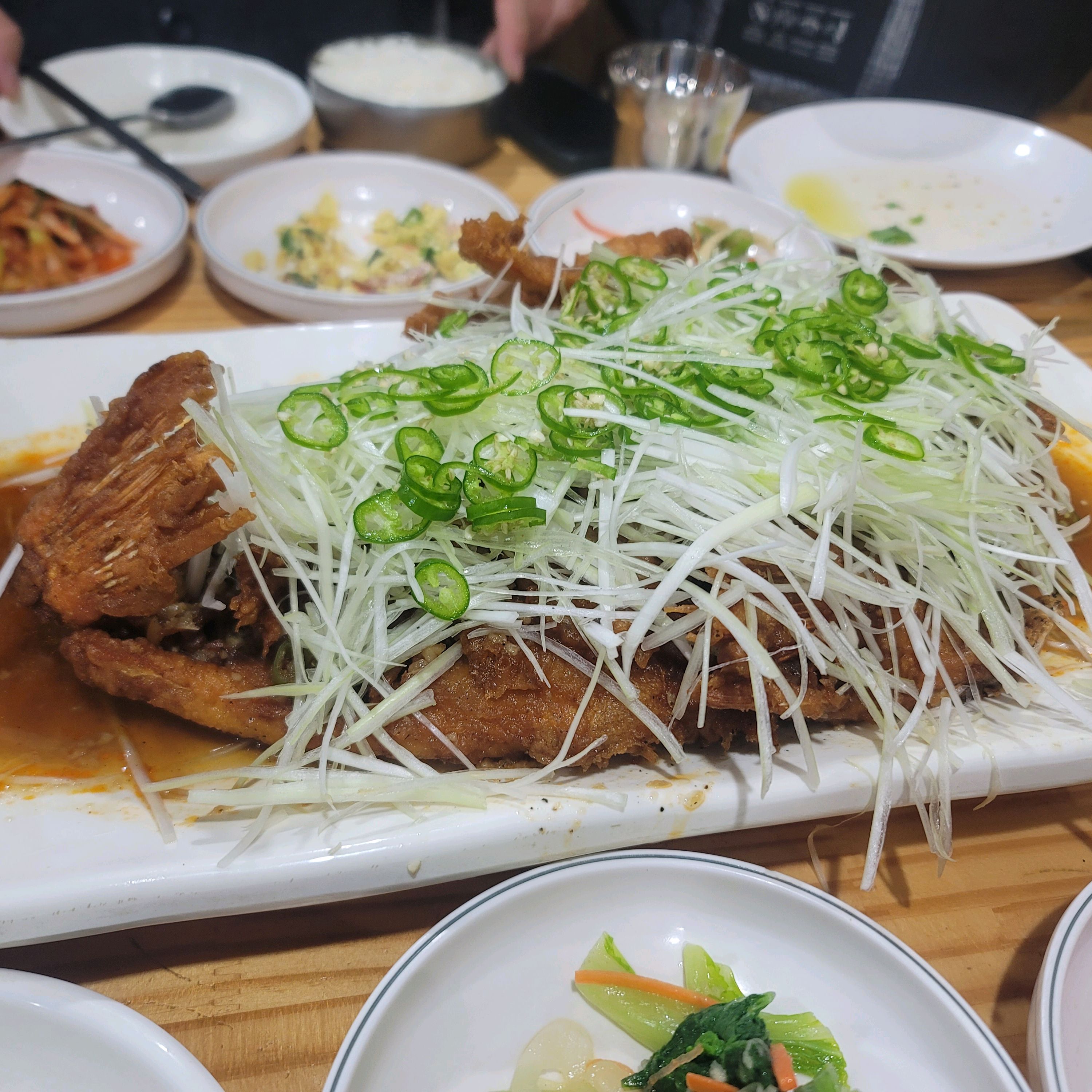 어제 다른 테이블에서 드시는걸 보고 참을수 없어 먹고 왔어요. 맛있습니다! 한번에 한가지