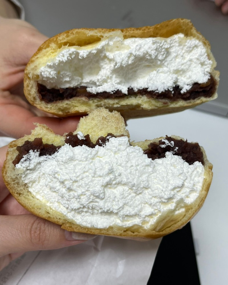 생크림단팥빵이랑 딸기생크림단팥빵이 정말 맛있어요! 가게도 깨끗해서 부담없이 가족들이랑 나눠
