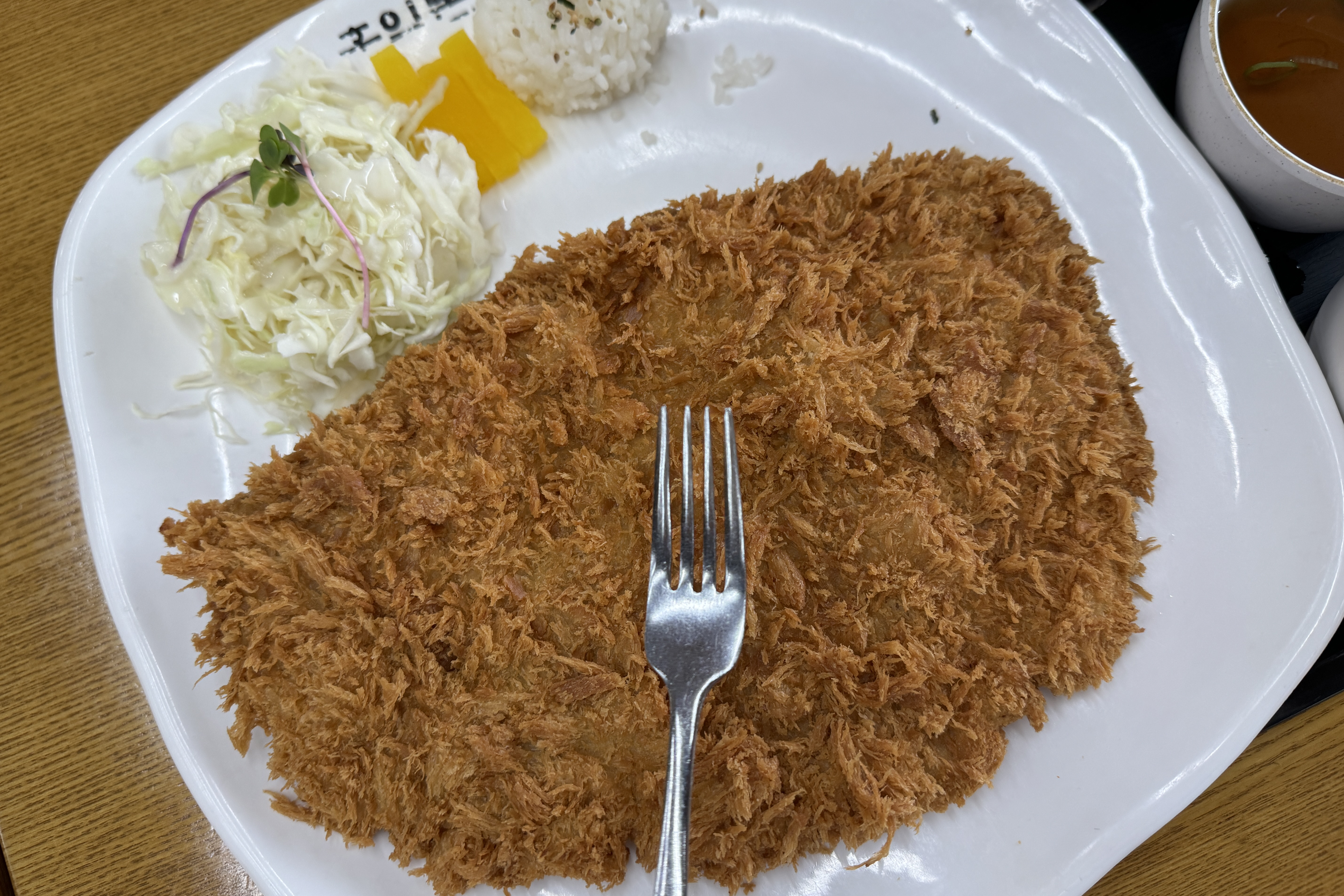 단품 돈가스로는 제 생애 가장 큰 사이즈입니다. 이러면 두께는 얇은편인데 그렇지도 않네요.