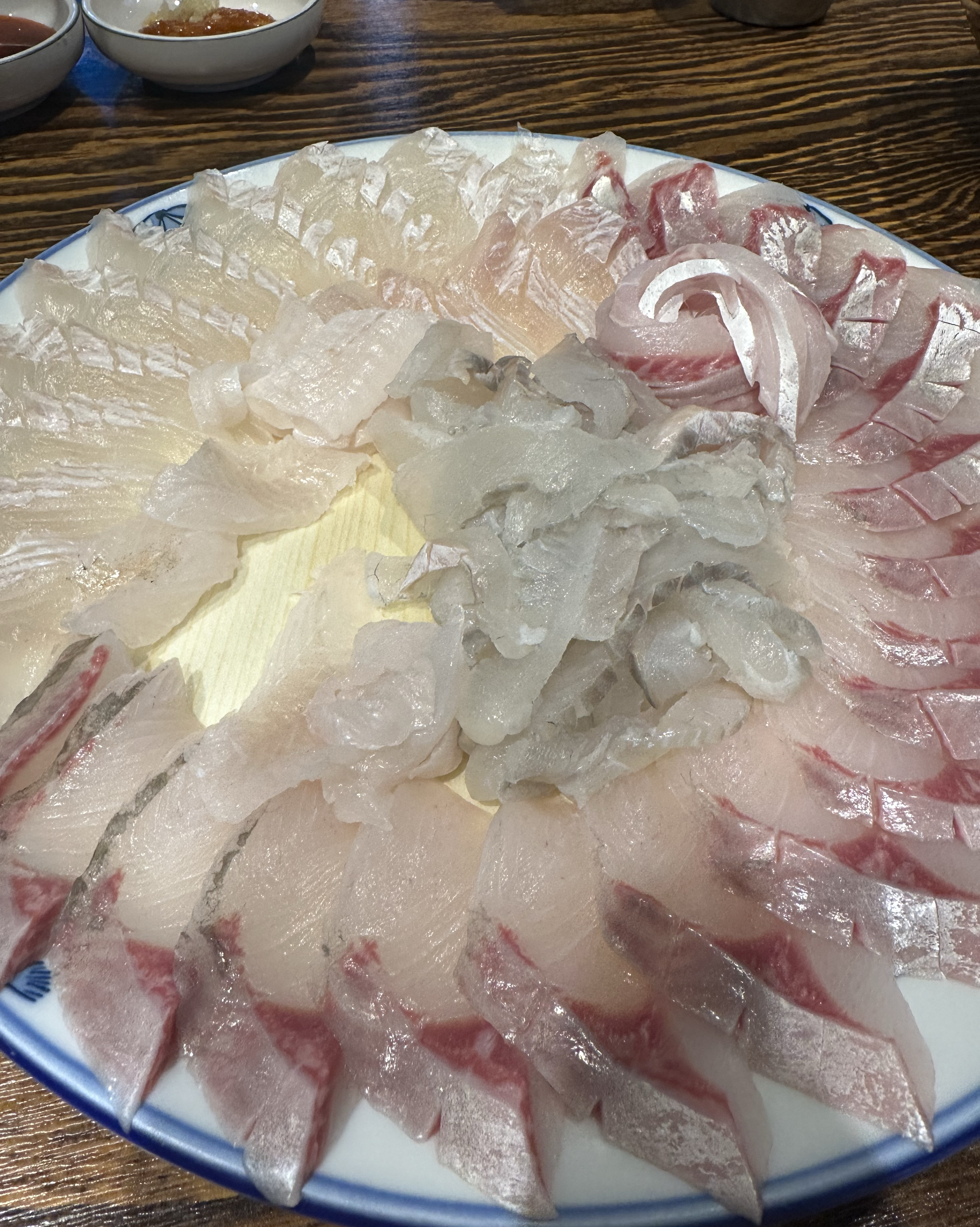 부산사람 아니라서 매번 횟집 가보는데 아직 맛있다랑 곳을 못 찾았는데 여긴 동네 맛집 이라