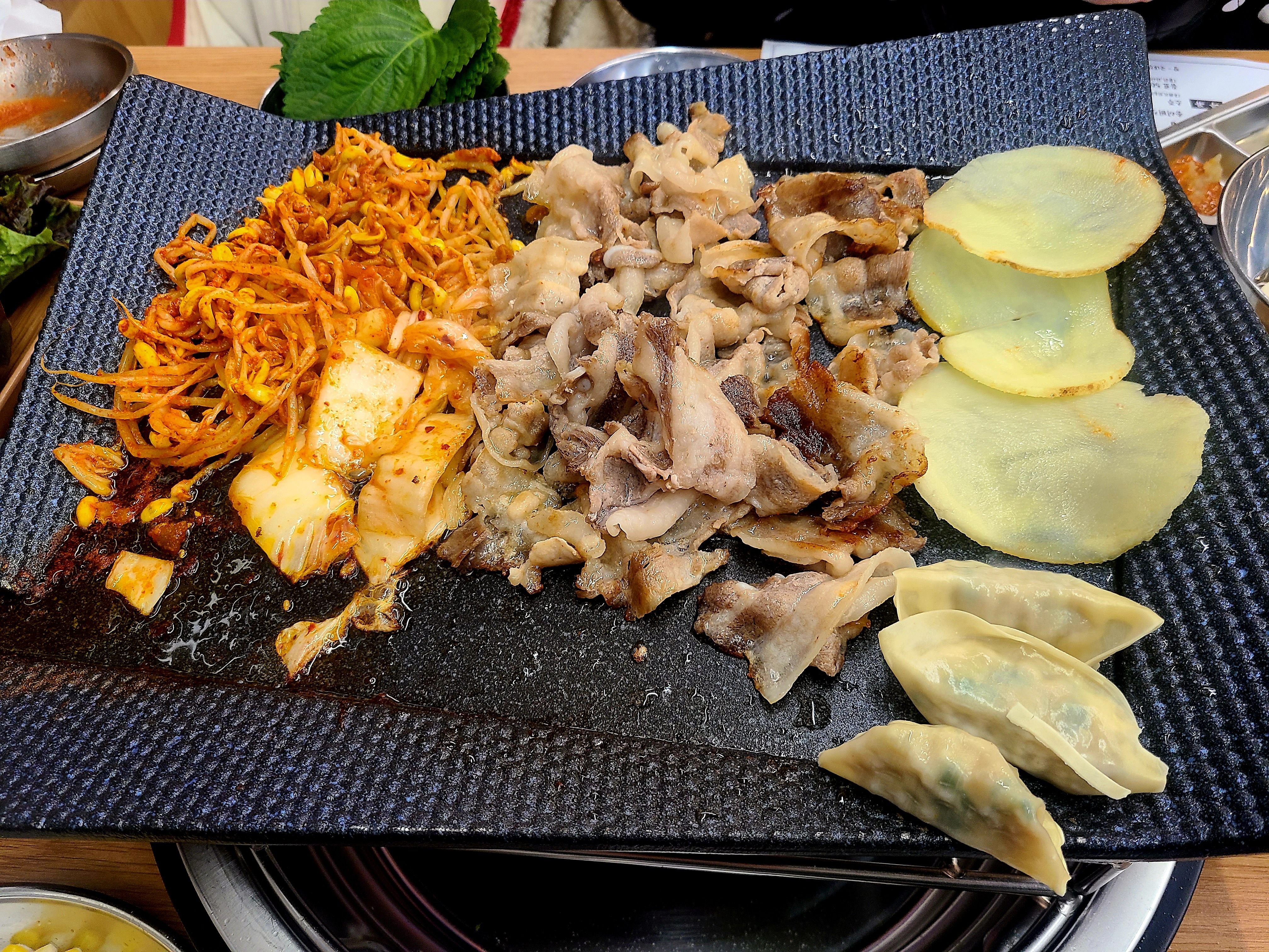 오픈한지 얼마 안된 대패 삼겹살 전문점이라 - 망원동 맛집 대패상회