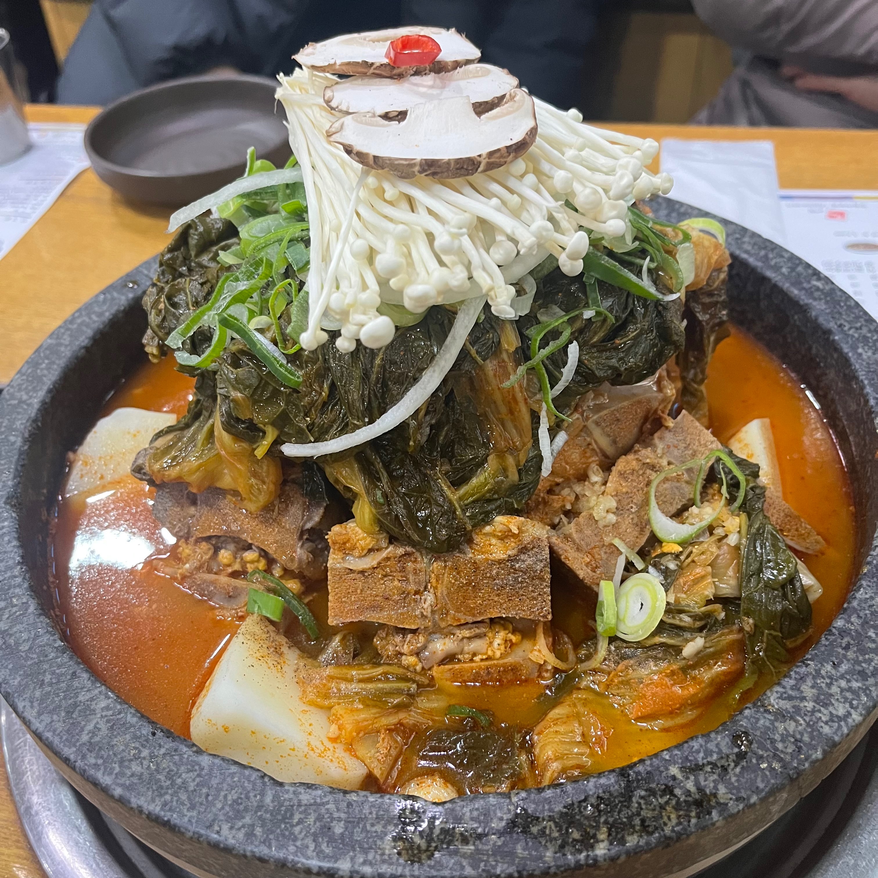 감자탕 고기랑 우거지가 많이 들어있고 최고입니다👍 - 망원동 맛집 왕뼈감자탕 망원직영점
