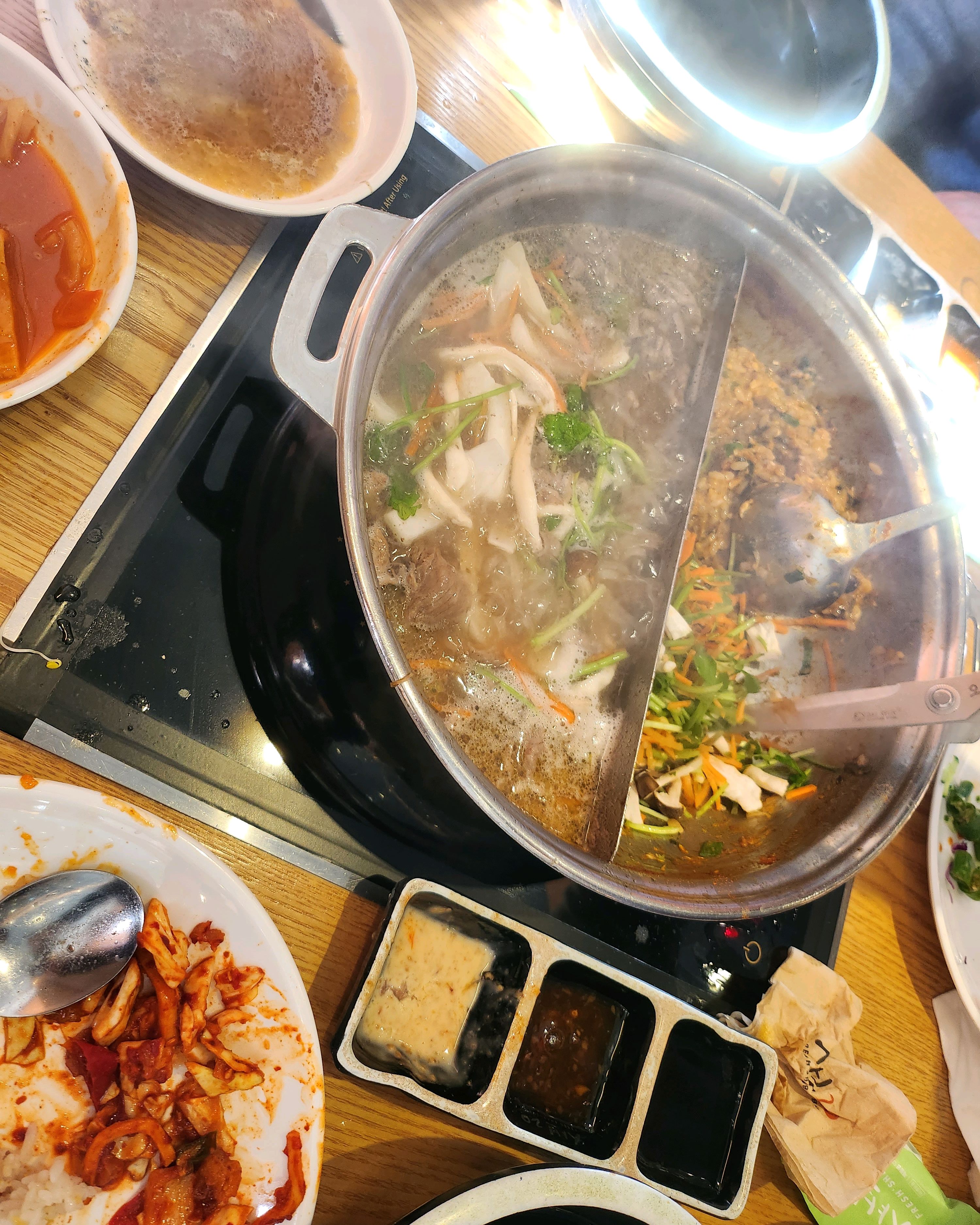 추순 날씨에 따뜻한 국물이 좋았는데 다른곳에비해 샐러드바가 적은거 같아요 - 창원 소답동 맛집 샤브20 창원점