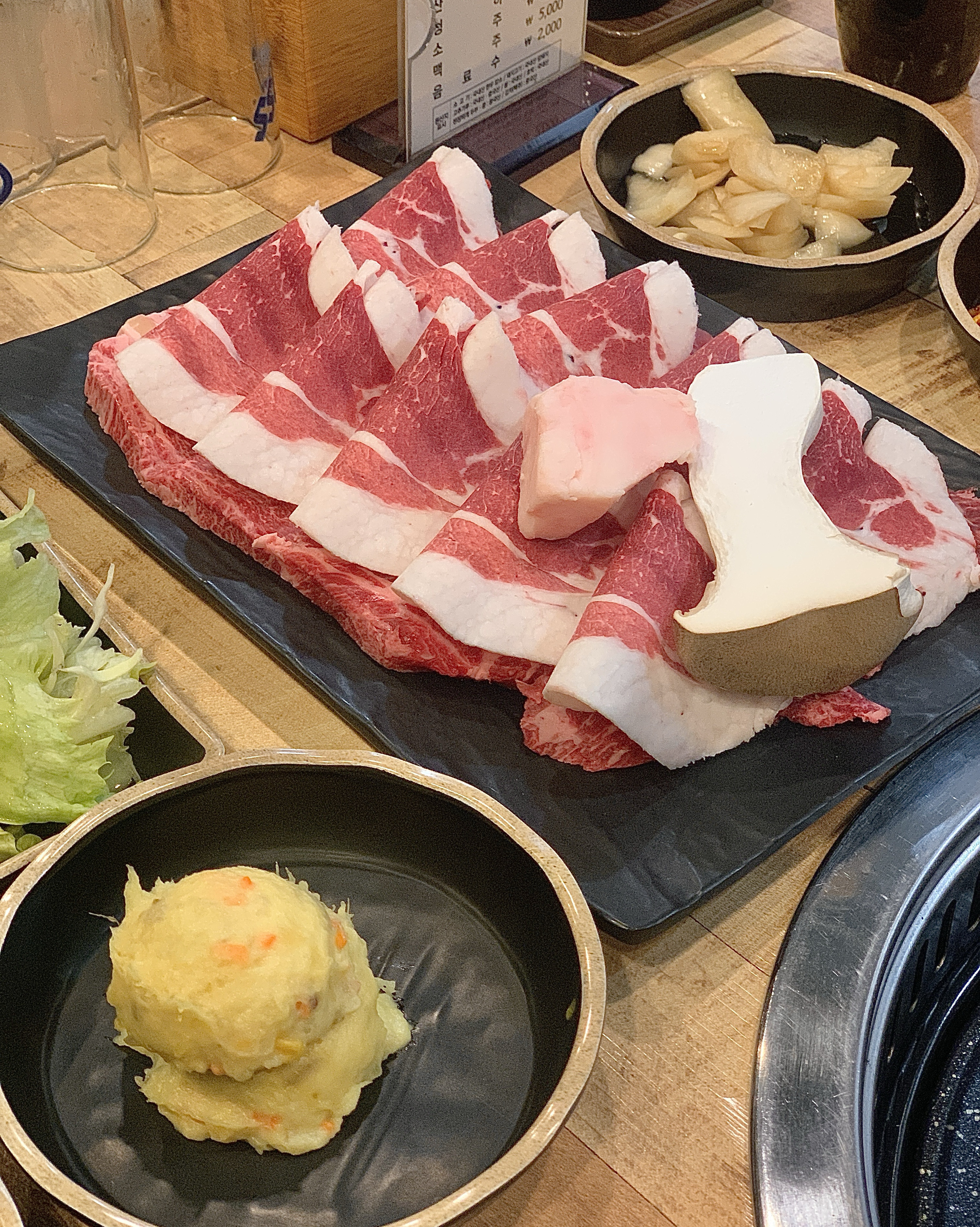 예약 후 이용했는데 고기 질도 좋고 친절하고 맛있었습니다. 다만 7인 예약했는데 통로가 비