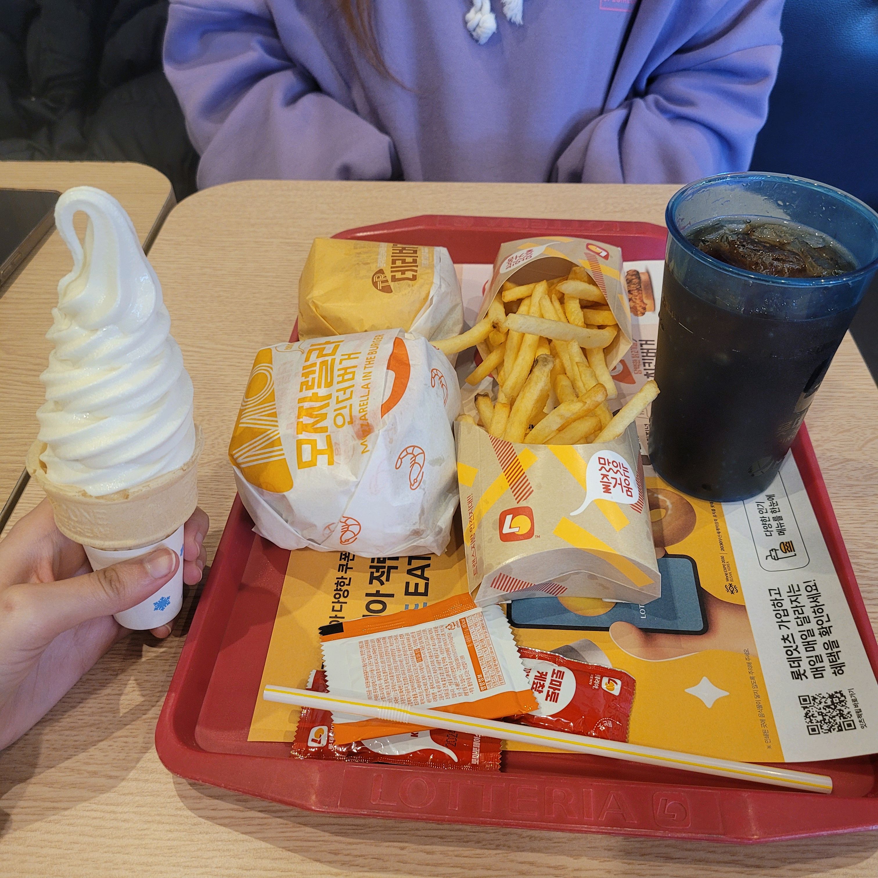 양이많고 알바생 .... 개존잘 아이스크림 양 ㅁㅊ게 - 부산역 맛집 롯데리아 부산역점