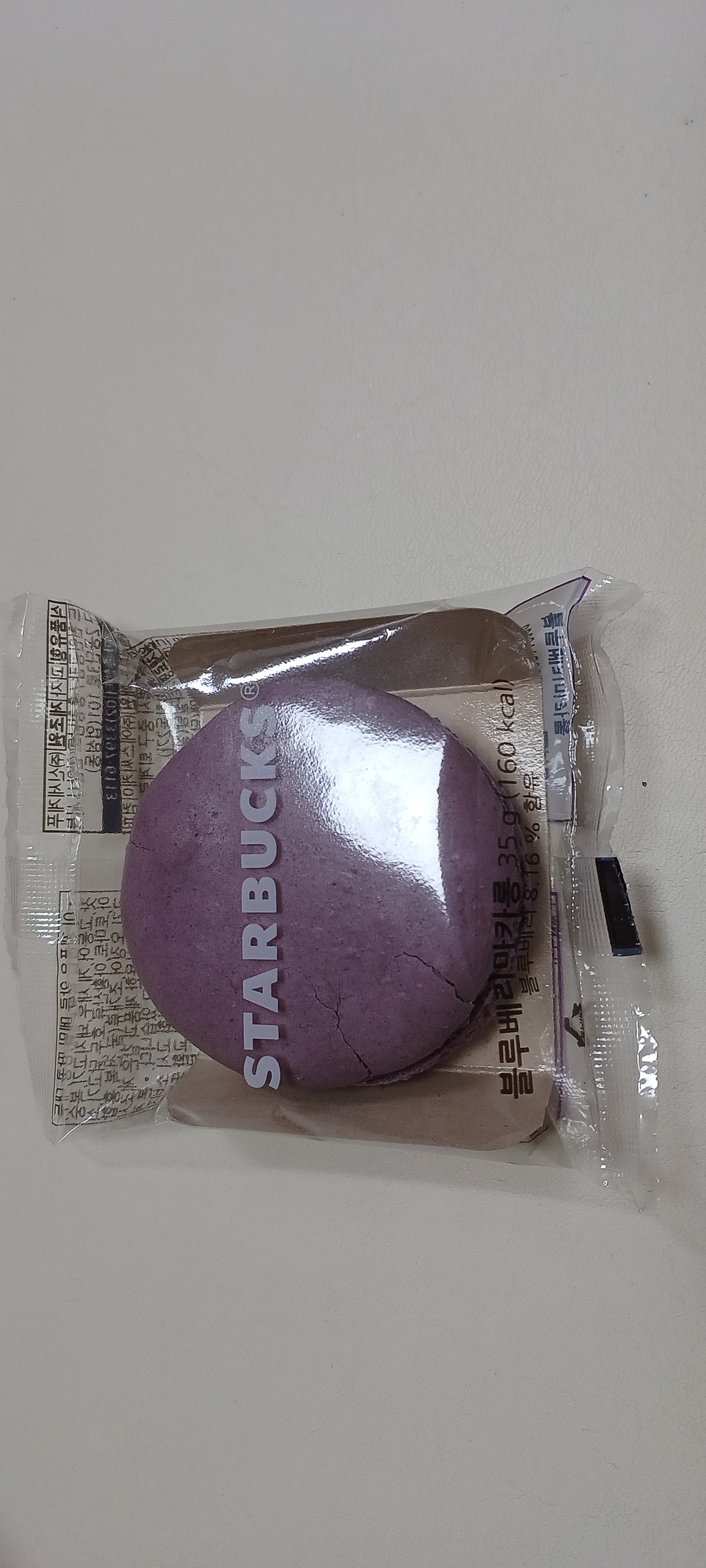 첫입 베어 물때 블루베리향이 살짝 납니다 - 권선동 맛집 스타벅스 수원이마트점