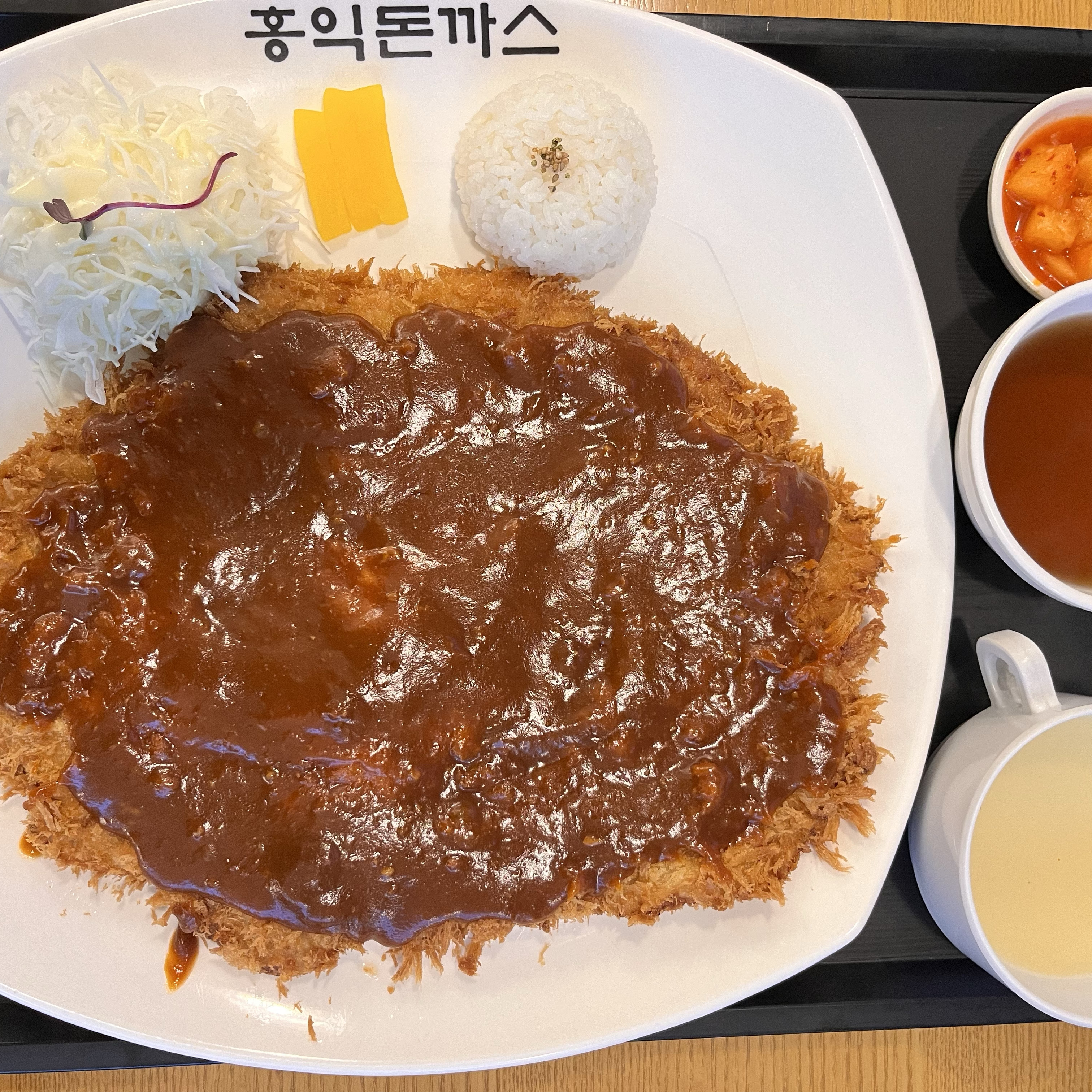 아내와 둘이 금요일 저녁 반찬없단 핑계로 다녀왔네요. 생각보다 푸짐한 양에 놀랐네요. - 제주시내 맛집 홍익돈까스 신제주점
