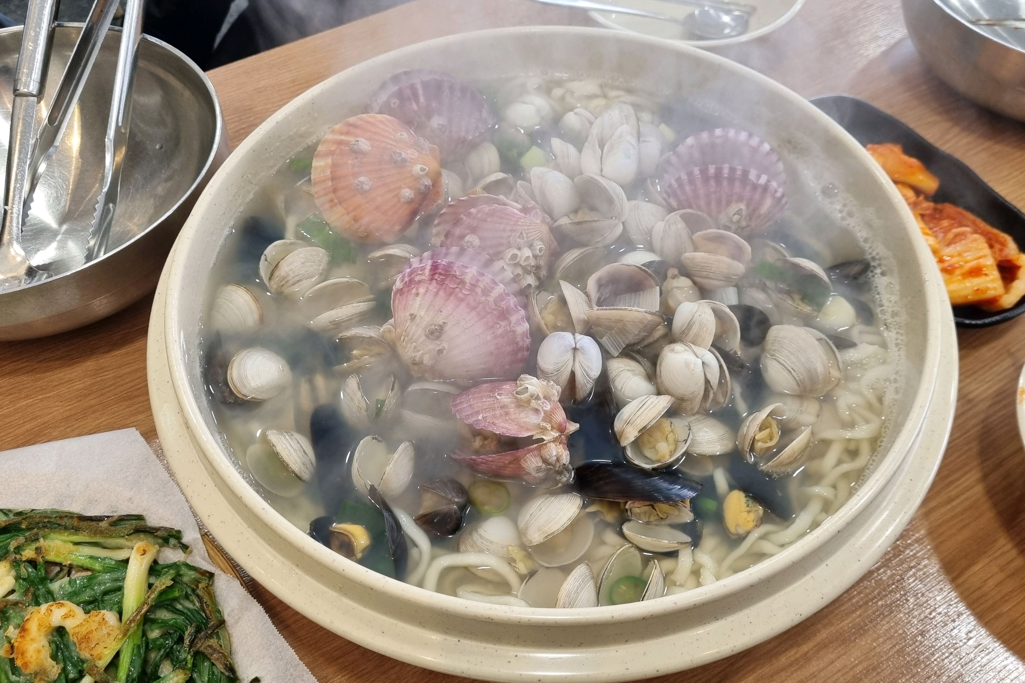 해변 열차 타고 송정역에 내려서 점심으로 해물칼국수 먹으러 왔어요. 넷이서 칼국수 3인분