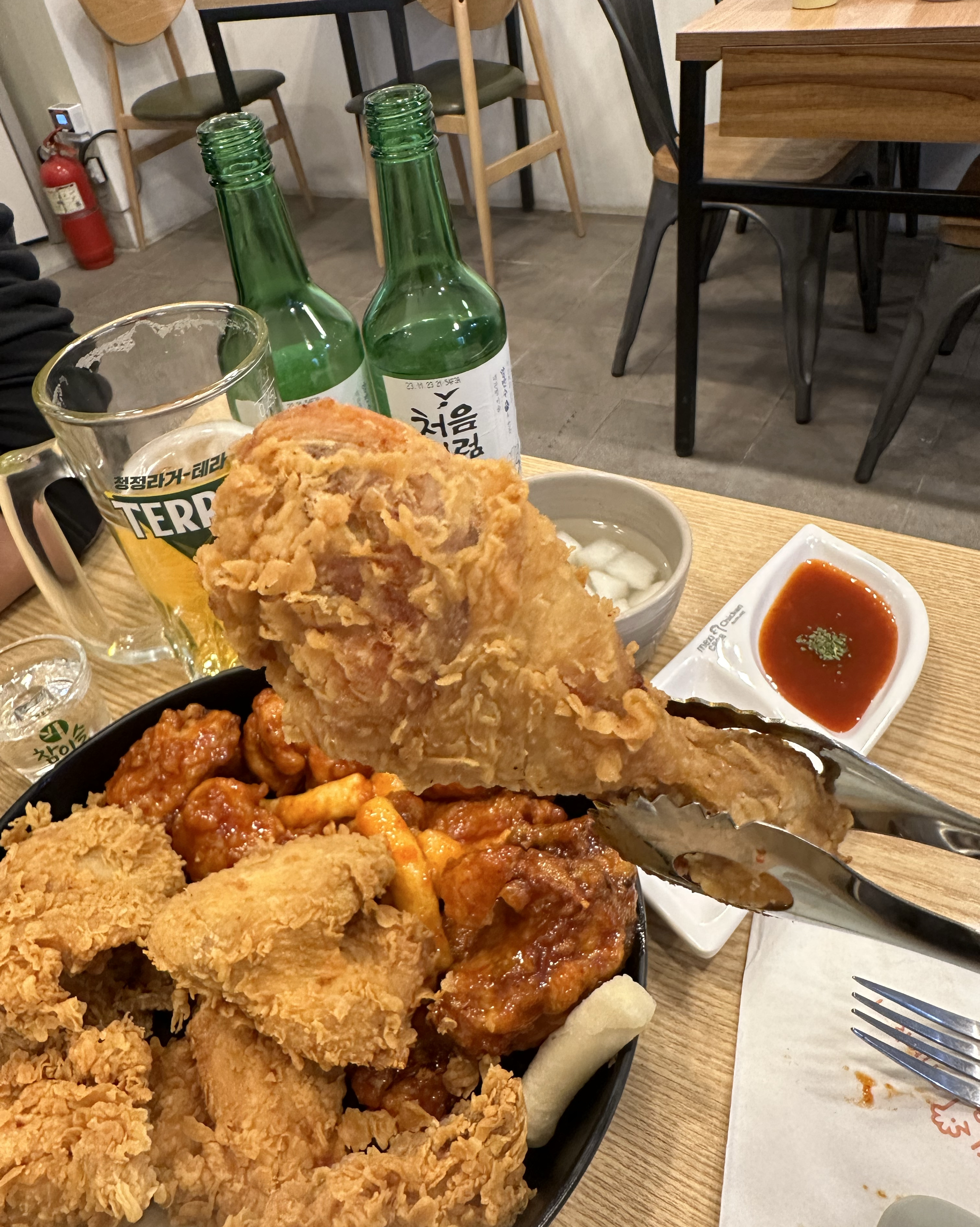 치킨 찐맛있어요~ 사이드메뉴도 다양하고 그중 닭발 맵고 맛있어서 술 안주고 최고에요~😁😁 - 불당동 맛집 멕시카나치킨 천안불당점
