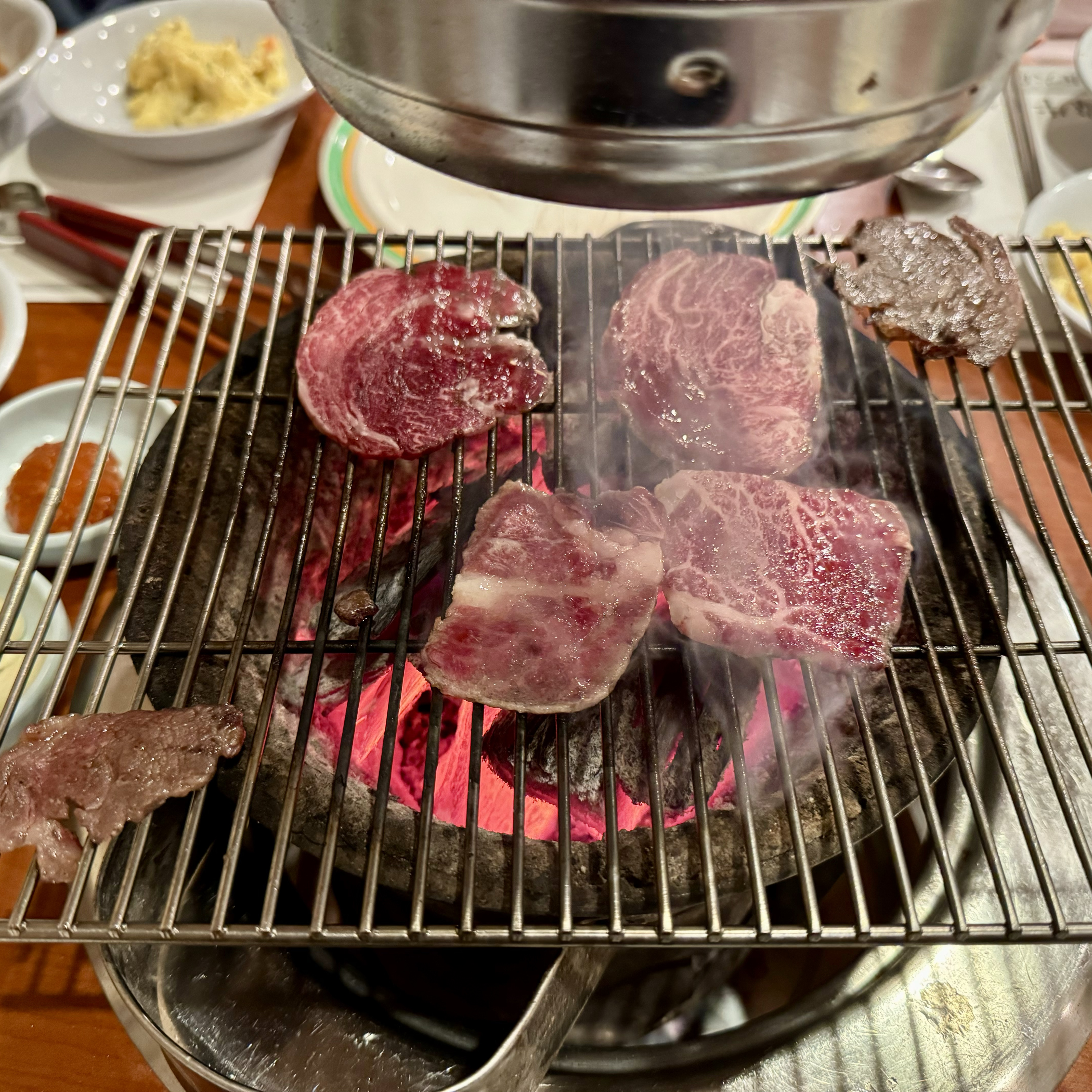 등심구이점심정식 너무 알차고 맛있습니다. 예약도 잘 되고 룸 구성도 다양해서 점심에 프라이