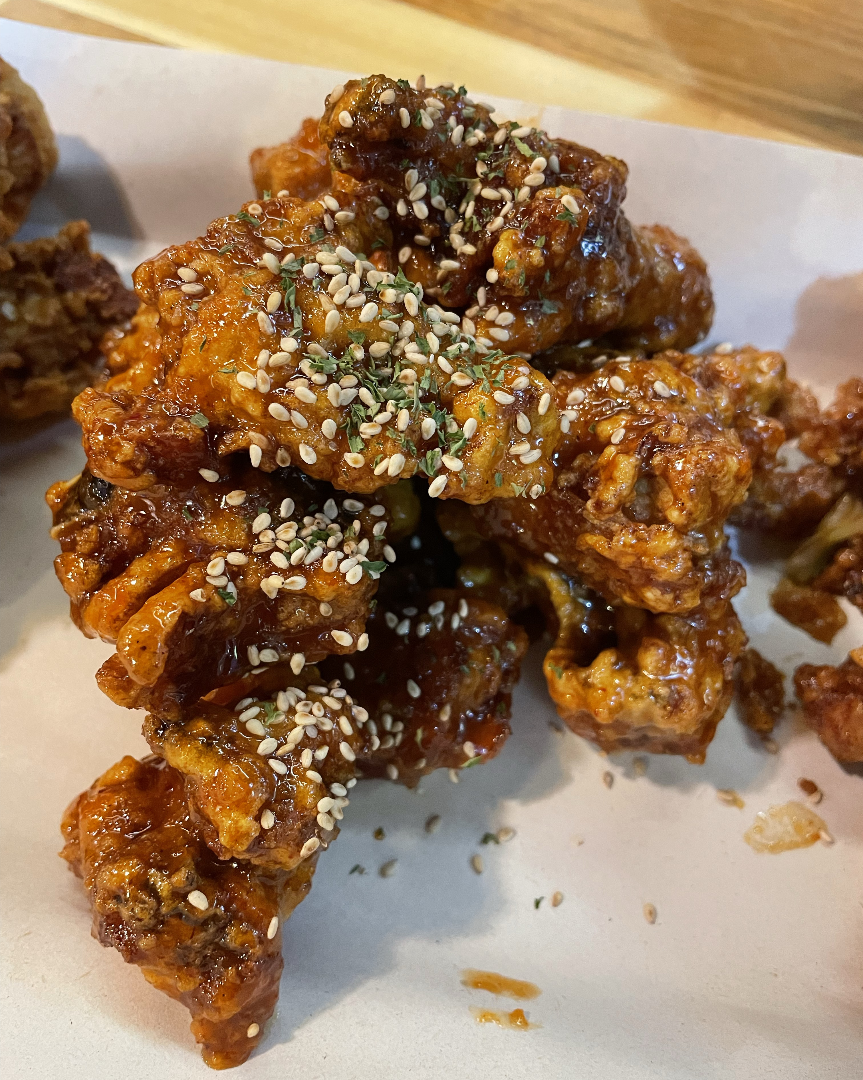 노랑통닭만의 독보적인 맛이 생각나서 3개월에 한번은 찾는 듯 합니다. 이 천호점은 꽤 오래