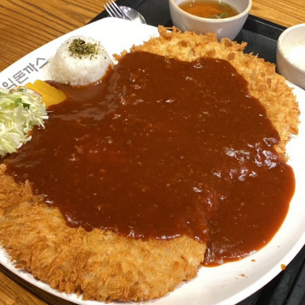 돈까스가 정말 커요~ 맛있고 30개월 아기도 맛있게 잘 먹었어요!! - 용인 수지 맛집 홍익돈까스 수지점