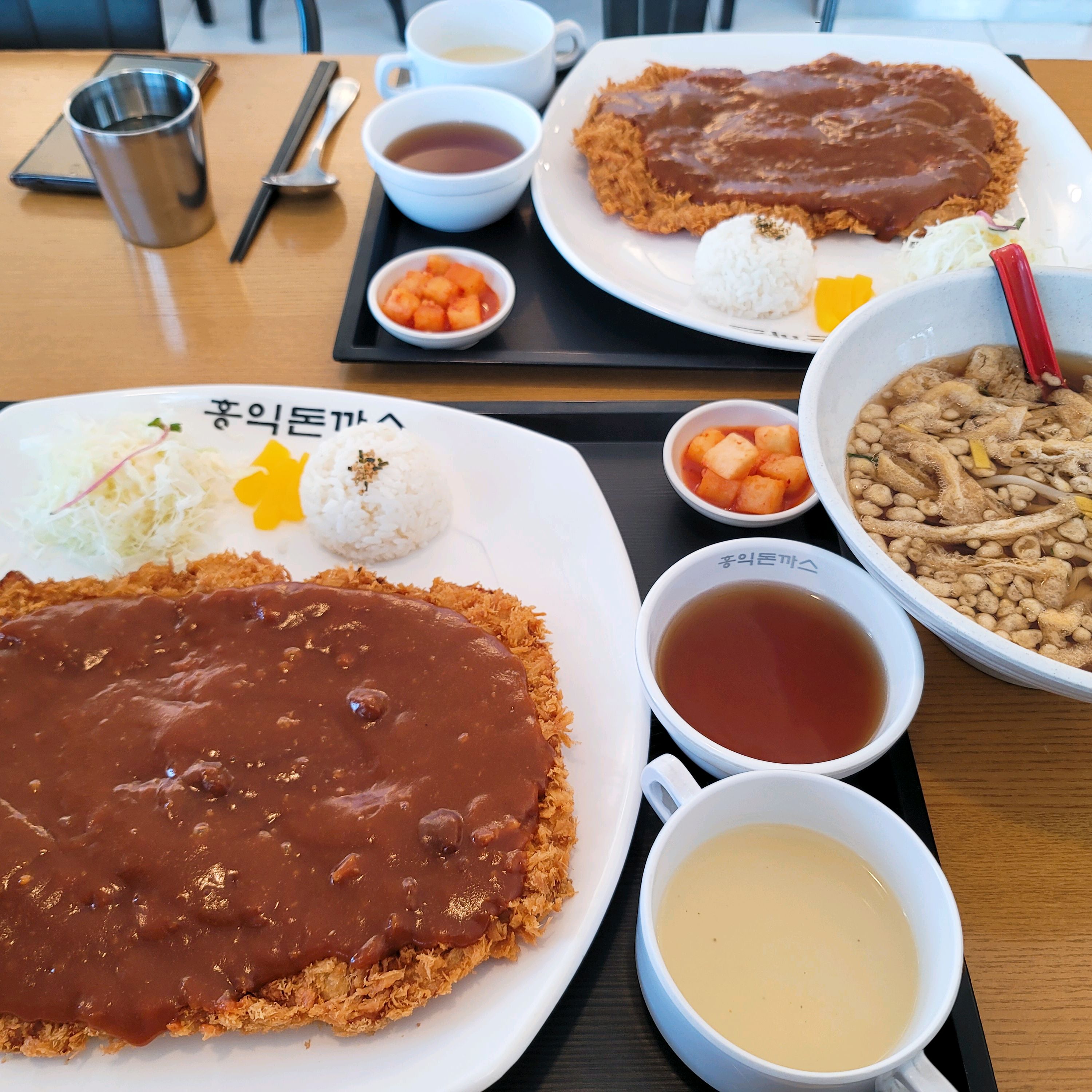 아이랑 저랑 같이 먹어도 많았어요. 아이들이 좋아하는 메뉴가 많아서 아이랑 가기 좋아요. - 제주시내 맛집 홍익돈까스 신제주점