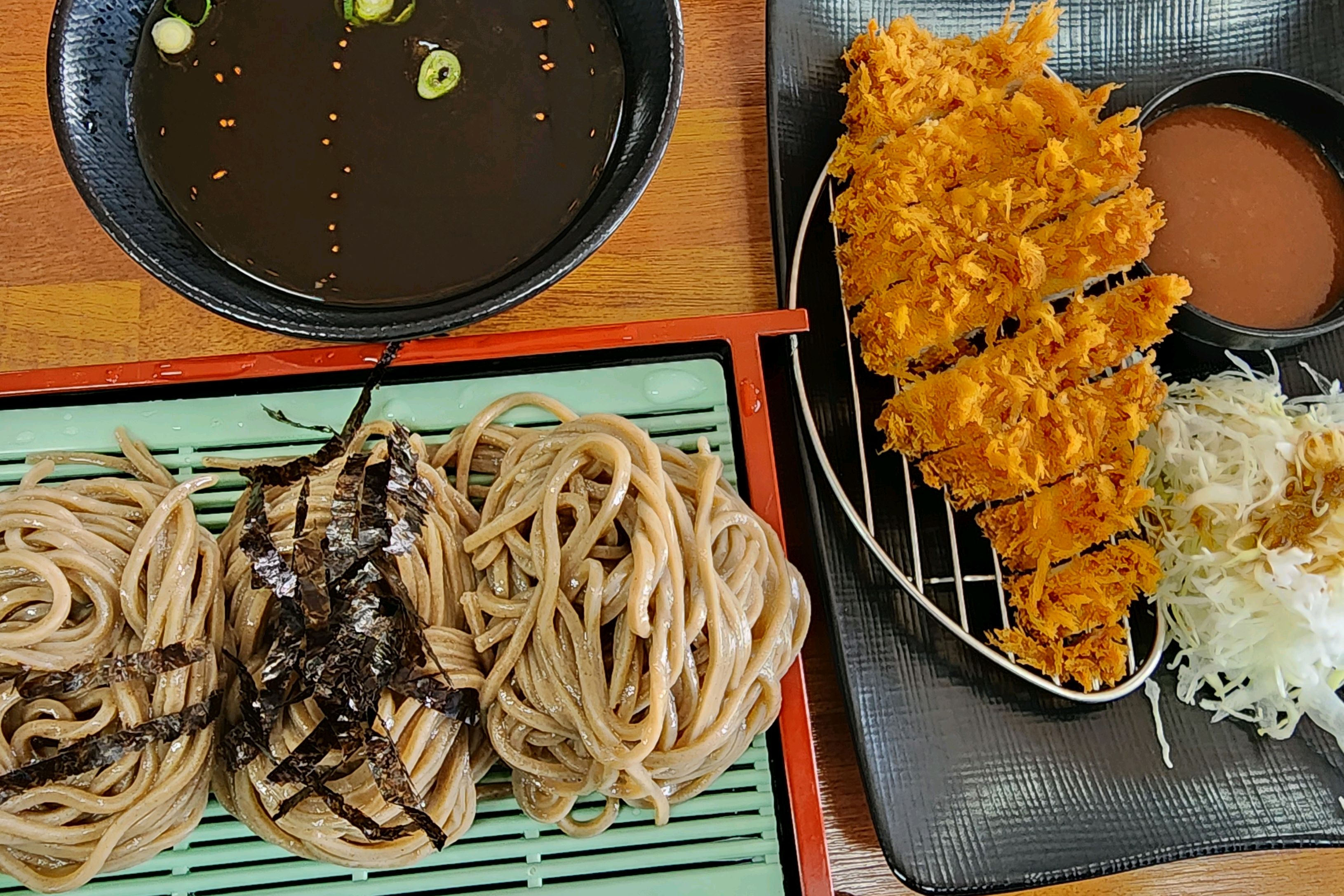주차하기 편하고 점심에 손님많아요ㅎ - 전주 맛집 삼동소바 전주덕진점